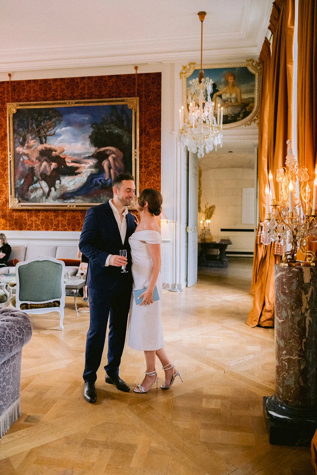 Portrait d’un couple pendant le cocktail de bienvenue à Paris