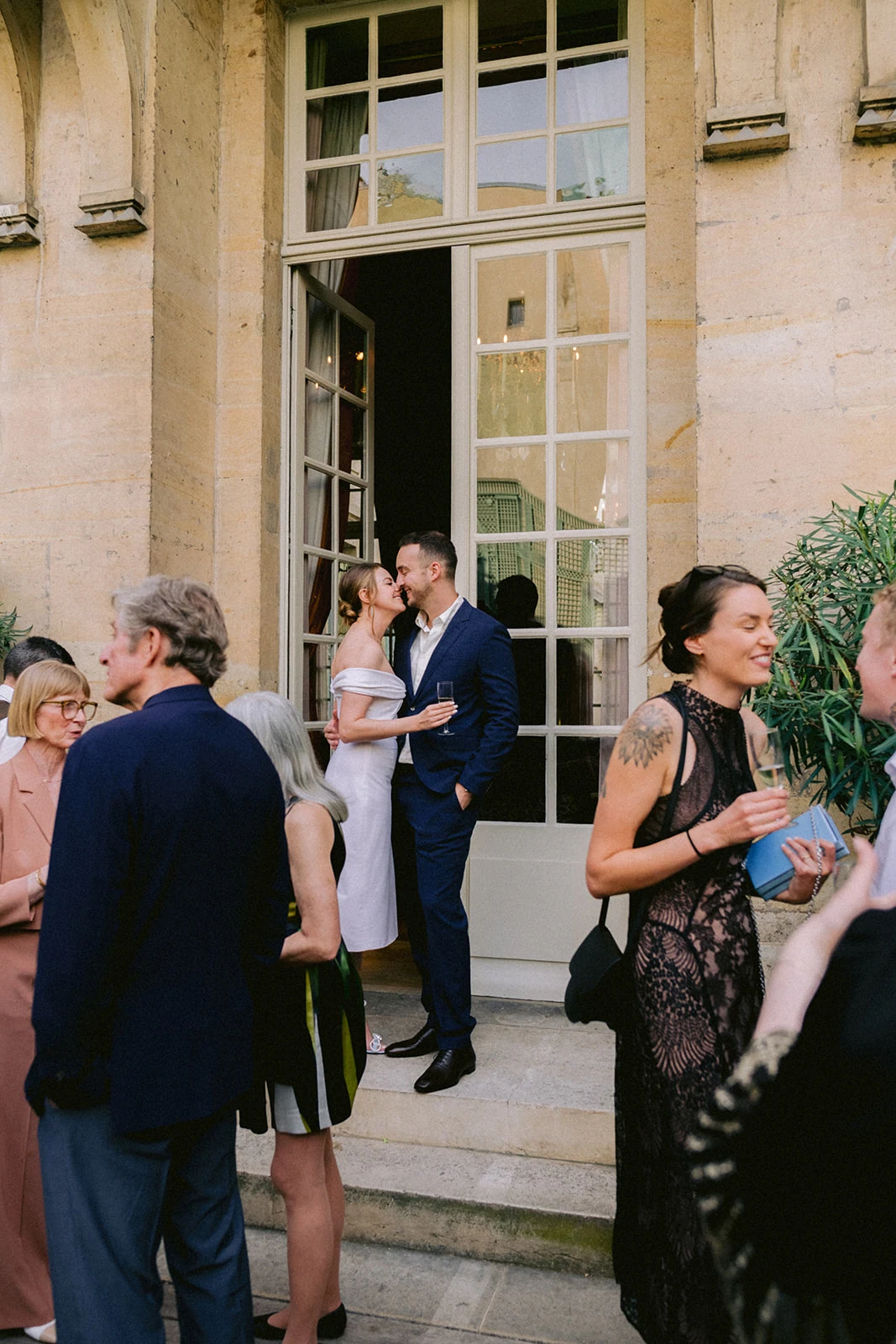 Couple entouré de ses invités pendant le cocktail de bienvenue à Paris