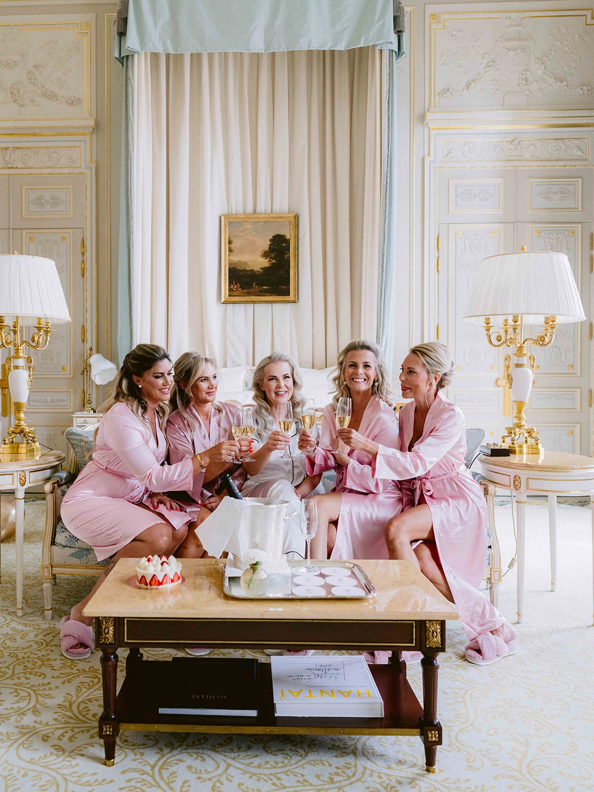 Mariée et demoiselles d'honneur portant un toast au champagne dans une suite du Ritz Paris