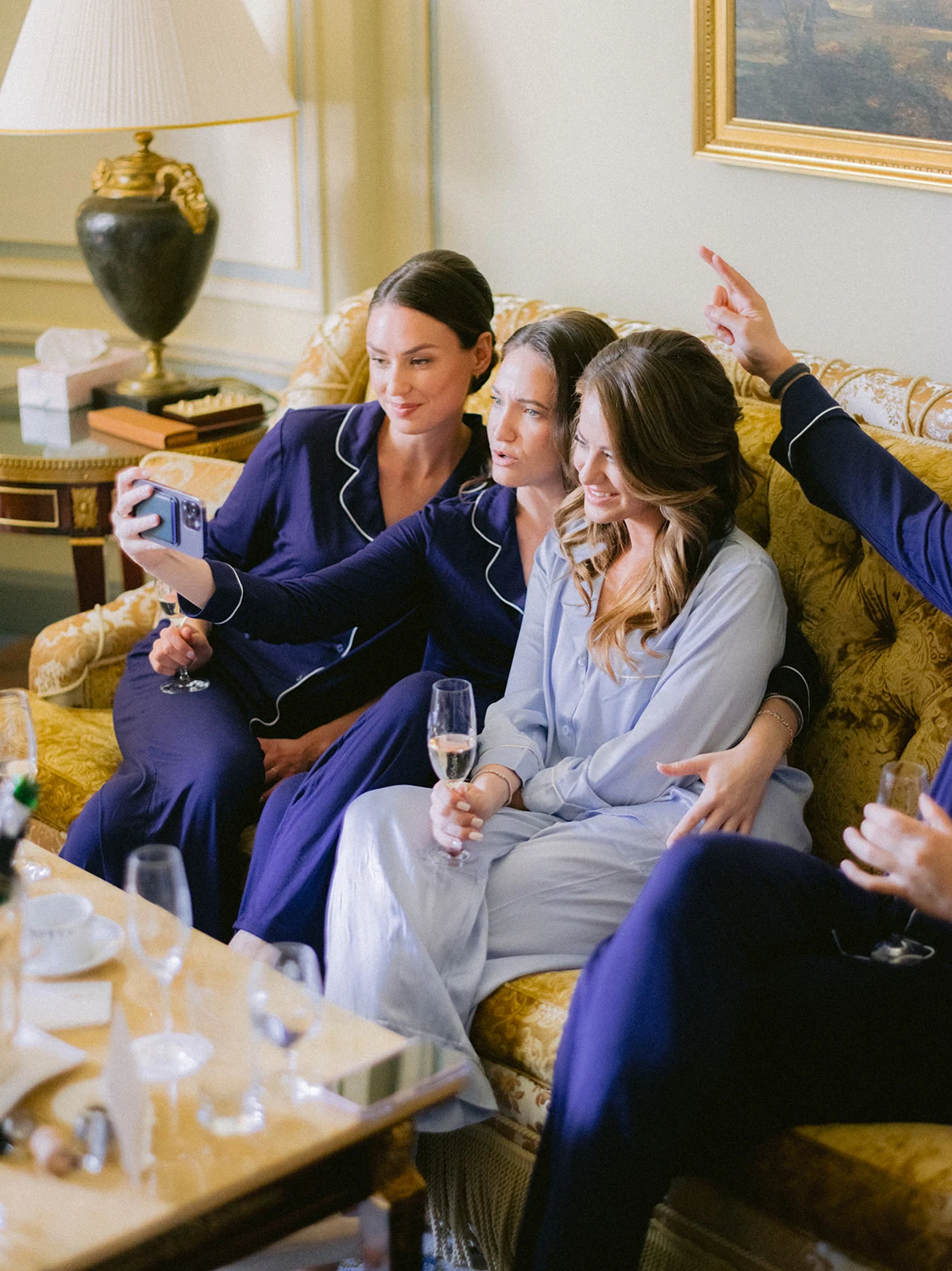 Mariée et demoiselles d’honneur réunies pendant les préparatifs au Ritz Paris