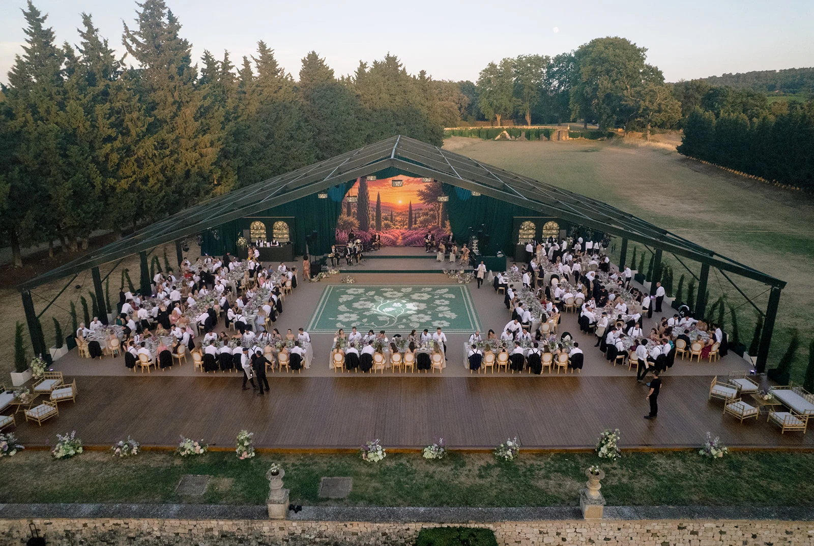 Wedding guest during the outdoor dinner at Villa Baulieu in Provence