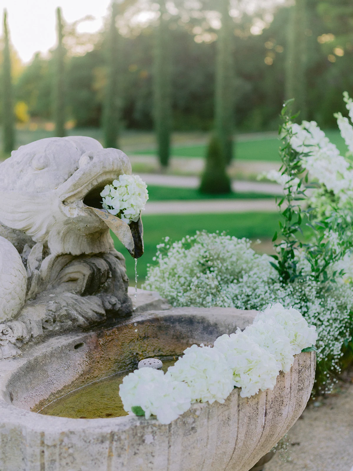 Fine-art floral decoration for an intimate Château de la Gaude wedding