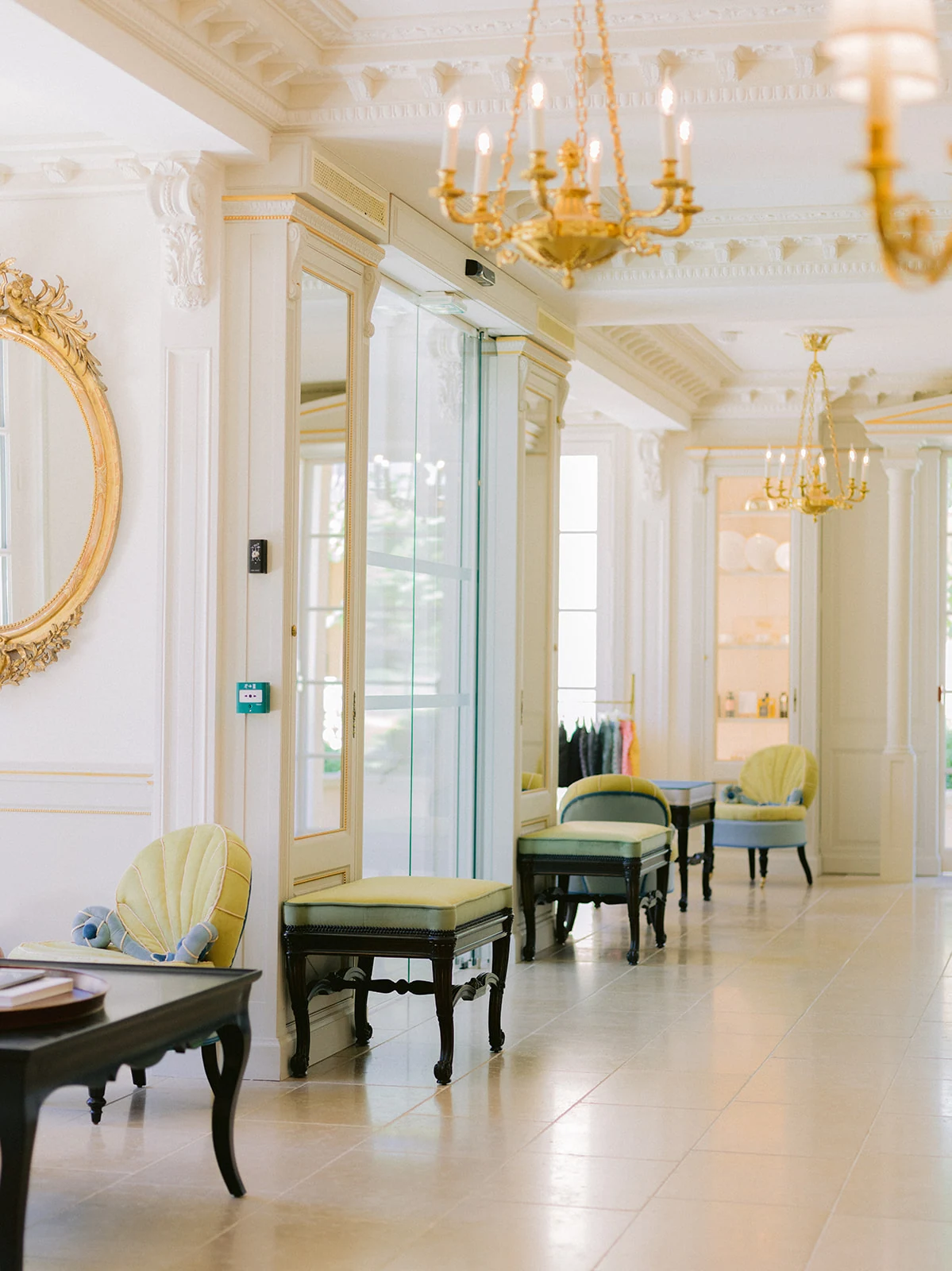 Getting-ready room for an intimate elopement near Château de la Gaude