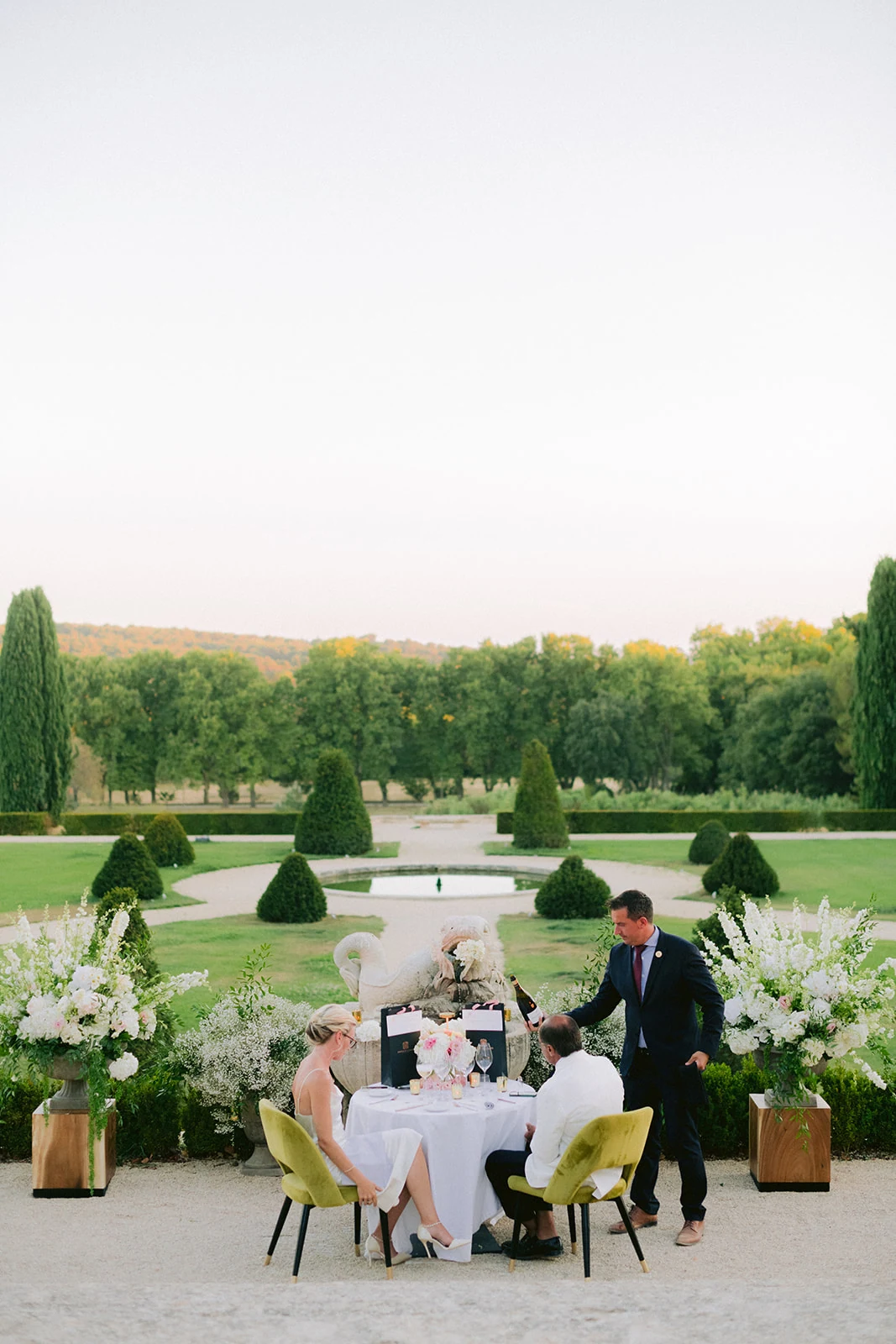 Bride and groom dining in the gardens of Château de la Gaude