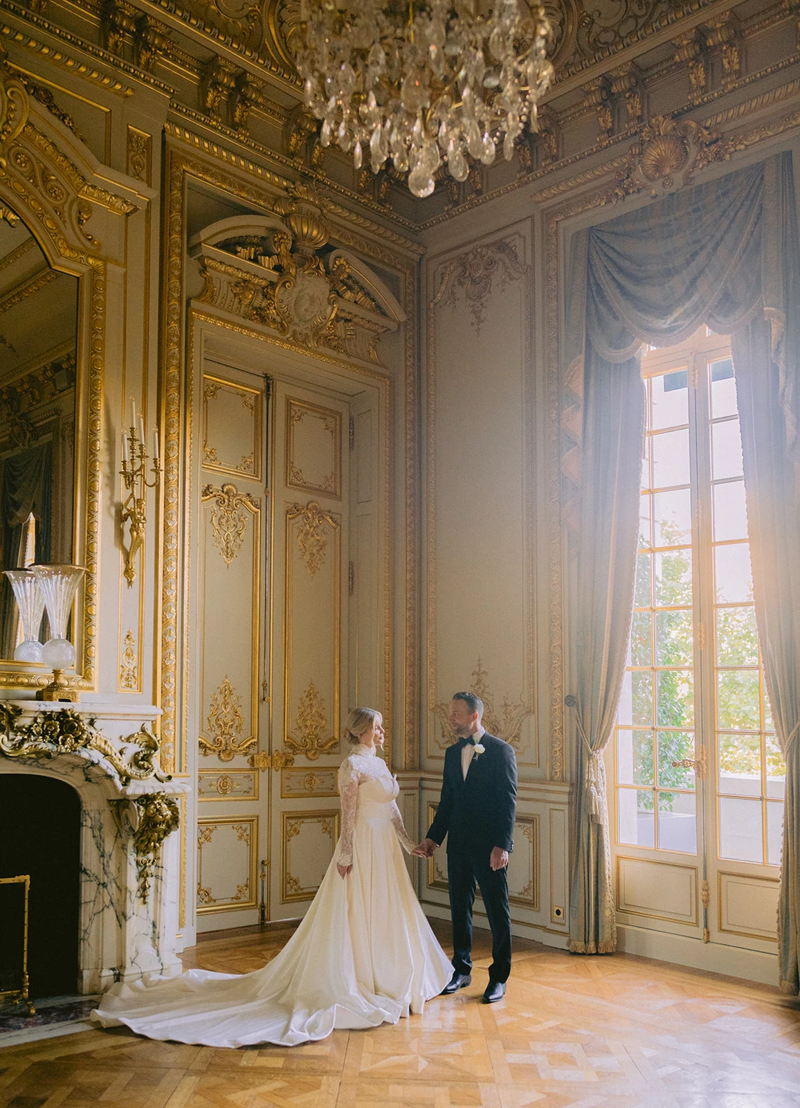 Couple de mariés dans l’escalier historique du Shangri-La Paris