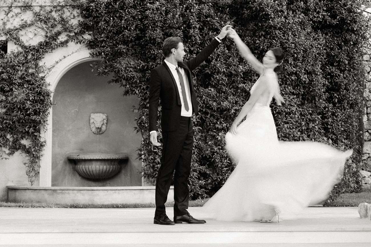 Mariés dansant pendant leur réception de mariage