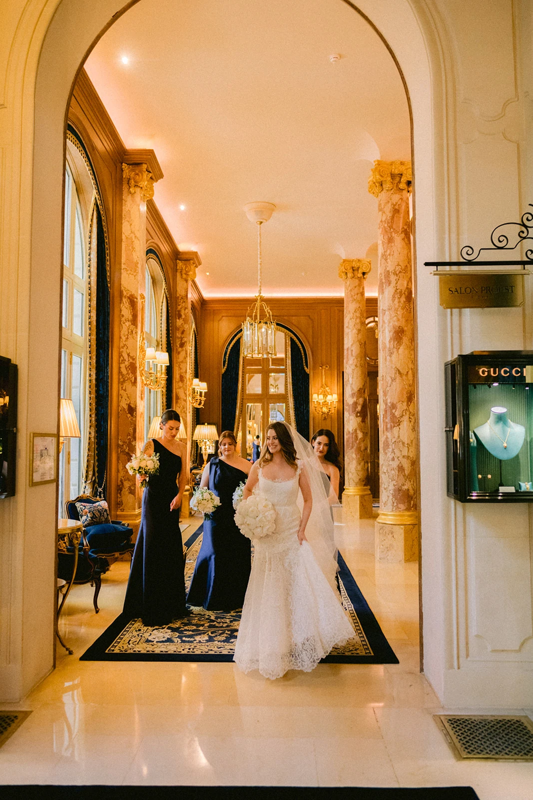 Mariée traversant les galeries du Ritz Paris avant la cérémonie