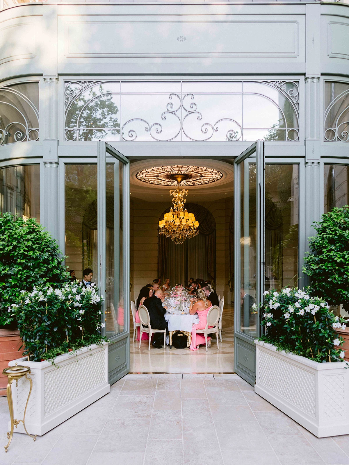 Entrée du salon de réception du Ritz Paris ouverte sur le jardin