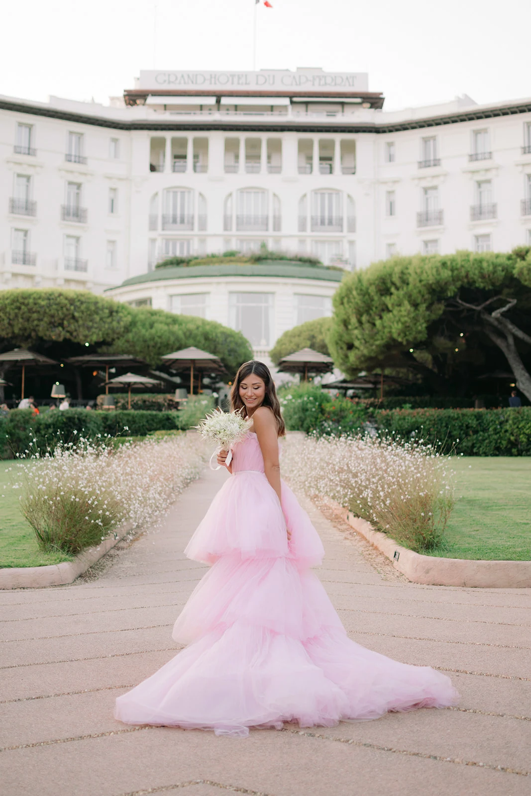 Editorial bride in front of the Four Seasons Grand-Hôtel du Cap-Ferrat
