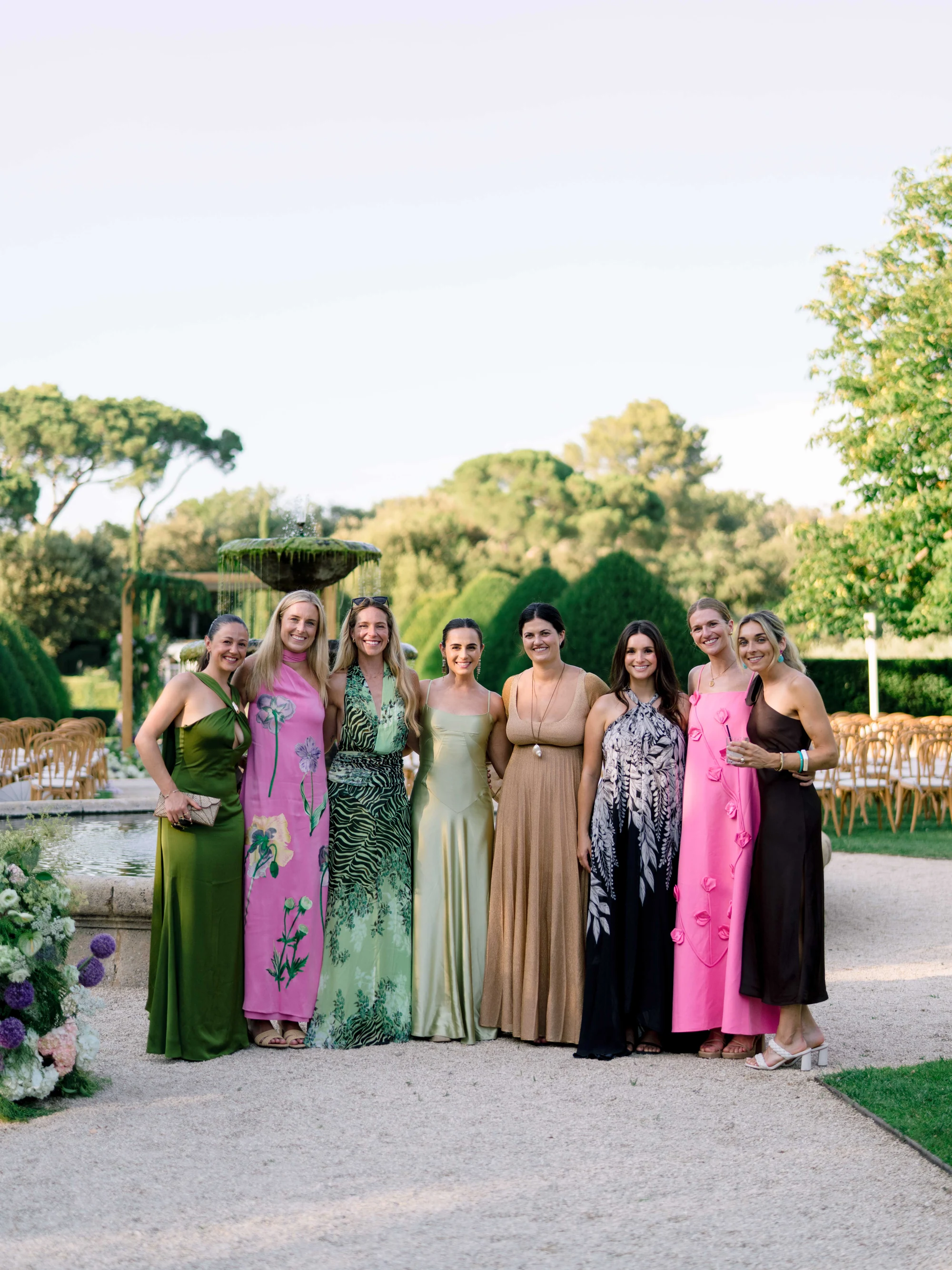 Wedding group portrait in the gardens of Villa Baulieu