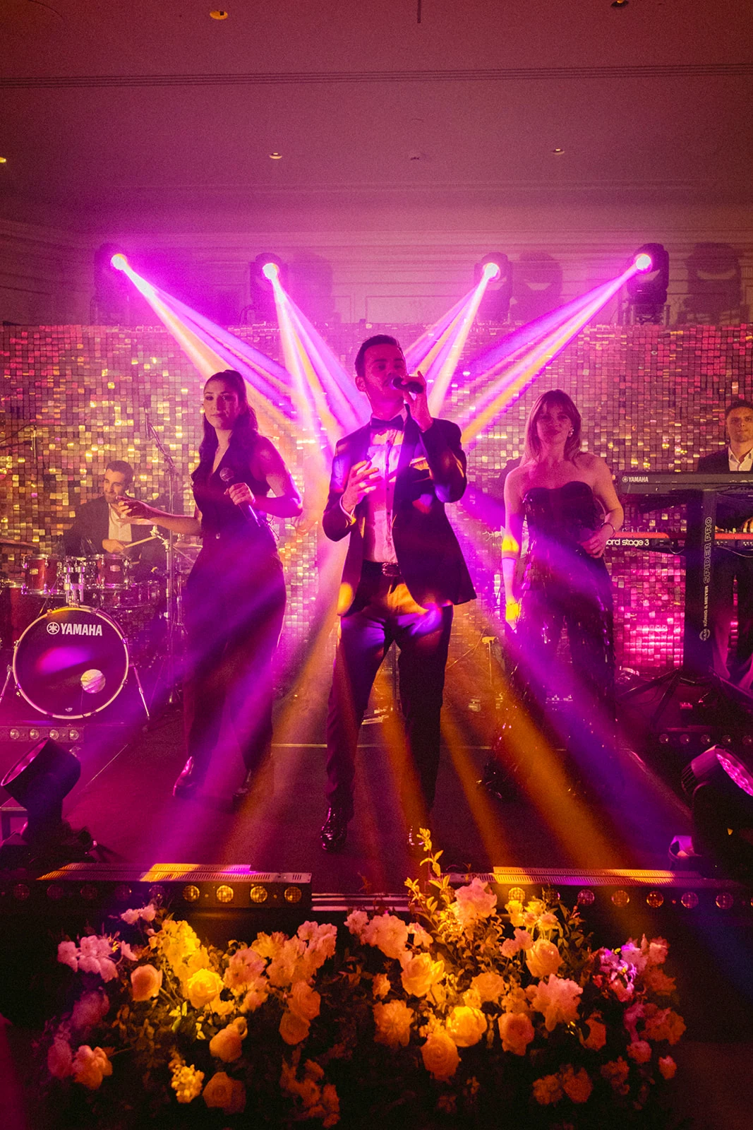 Groupe de musique en concert pendant la soirée de mariage au Ritz Paris