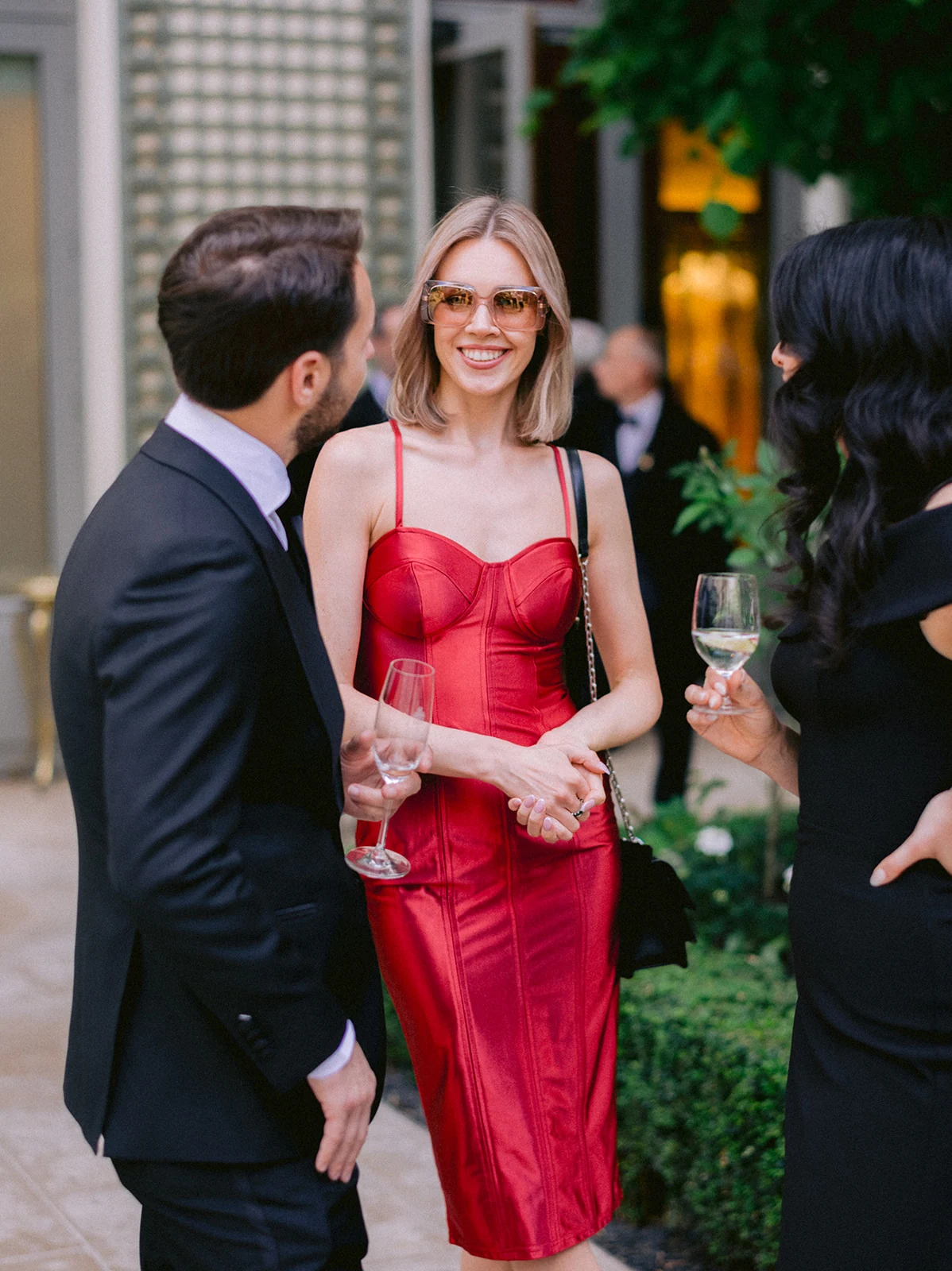 Invitée en robe rouge pendant le cocktail d’un mariage au Ritz Paris