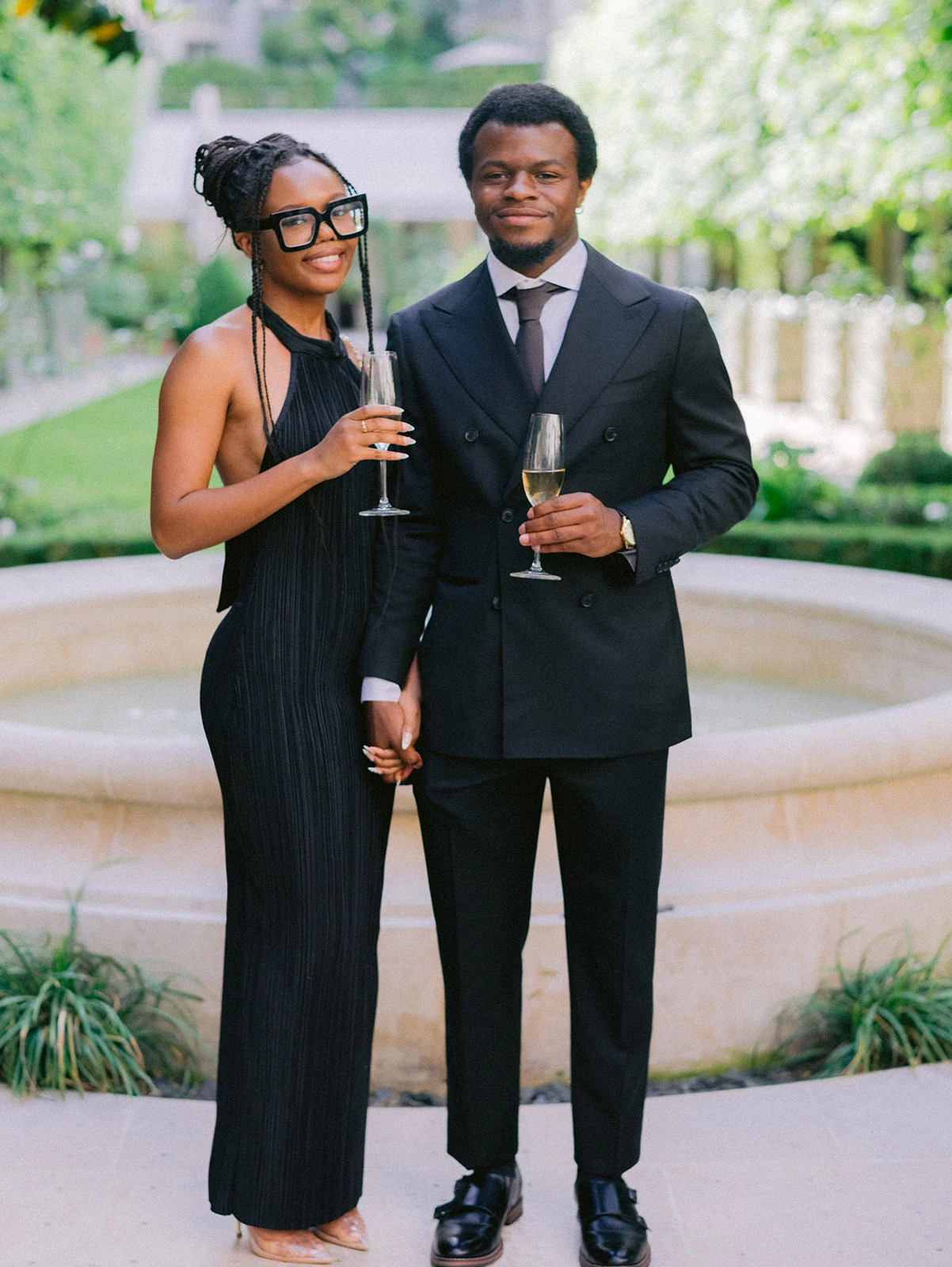 Invités élégants pendant le cocktail de mariage dans le jardin du Ritz Paris