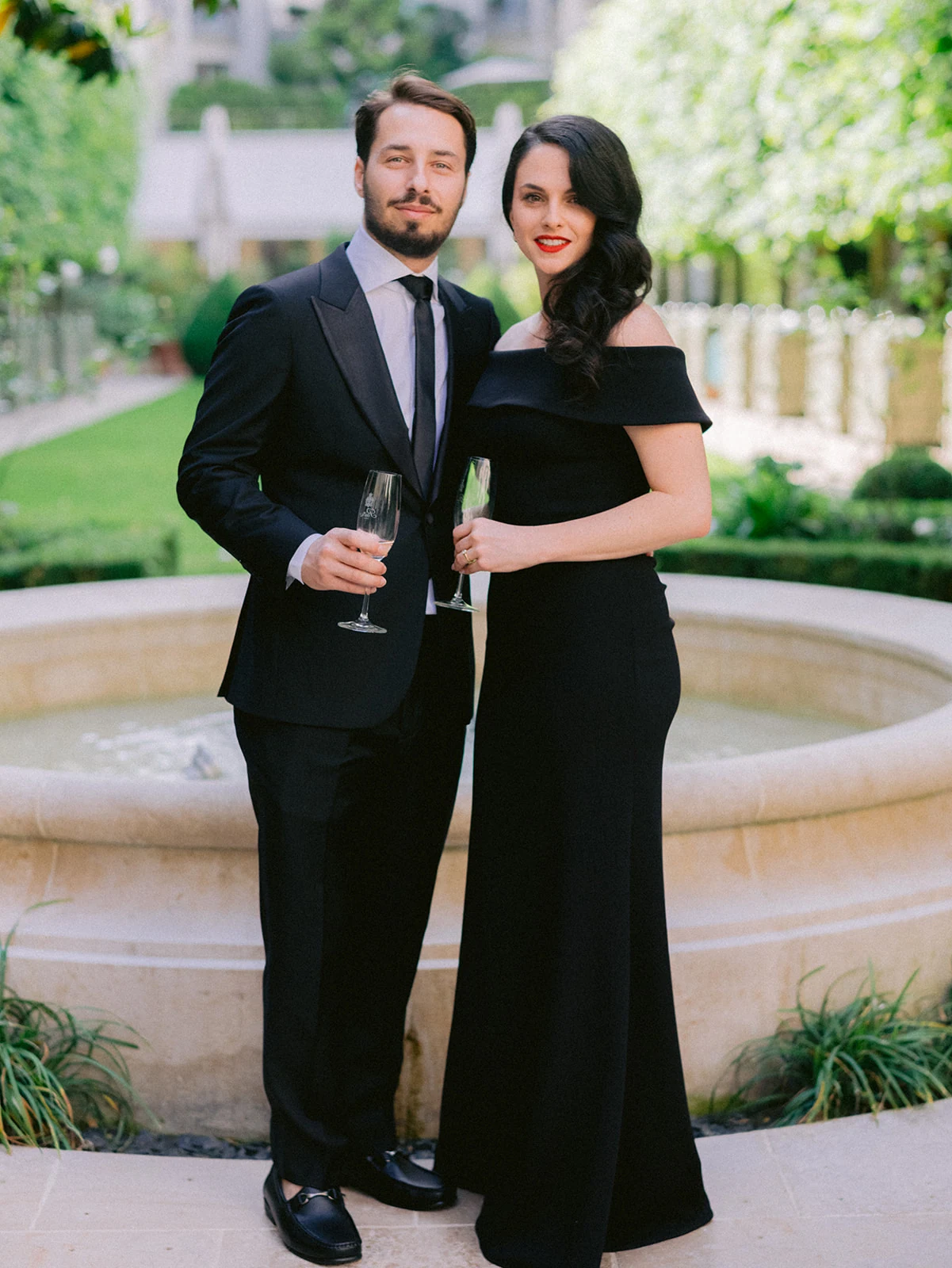 Portrait éditorial d’invités en tenue de soirée au Ritz Paris