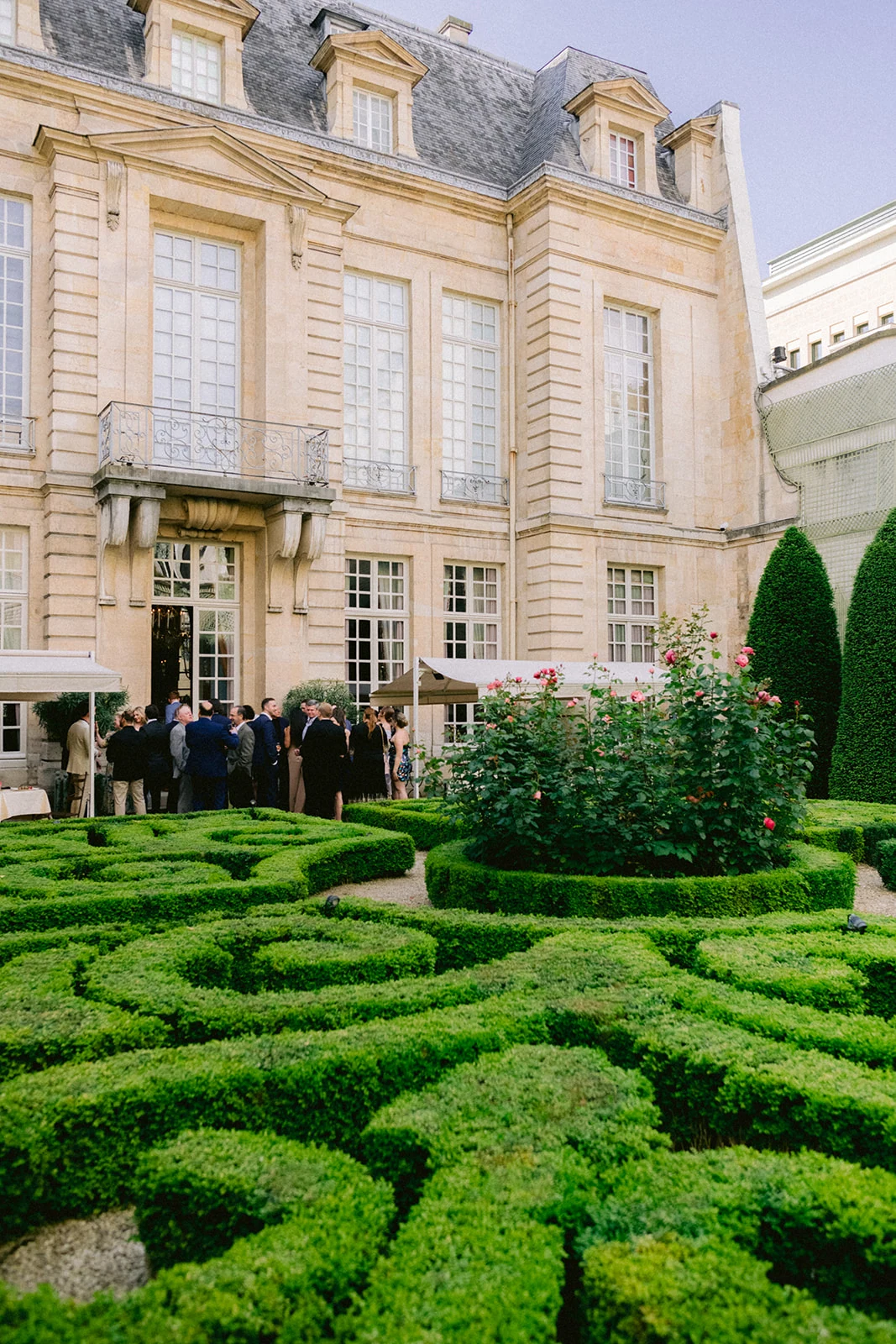 Cocktail de mariage organisé dans un jardin privé parisien