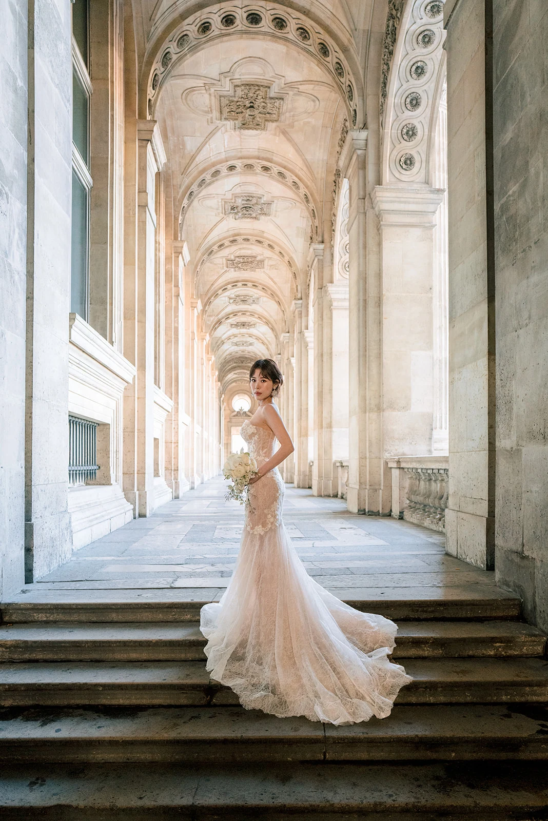 un couple rigolent dans les allées du louvre