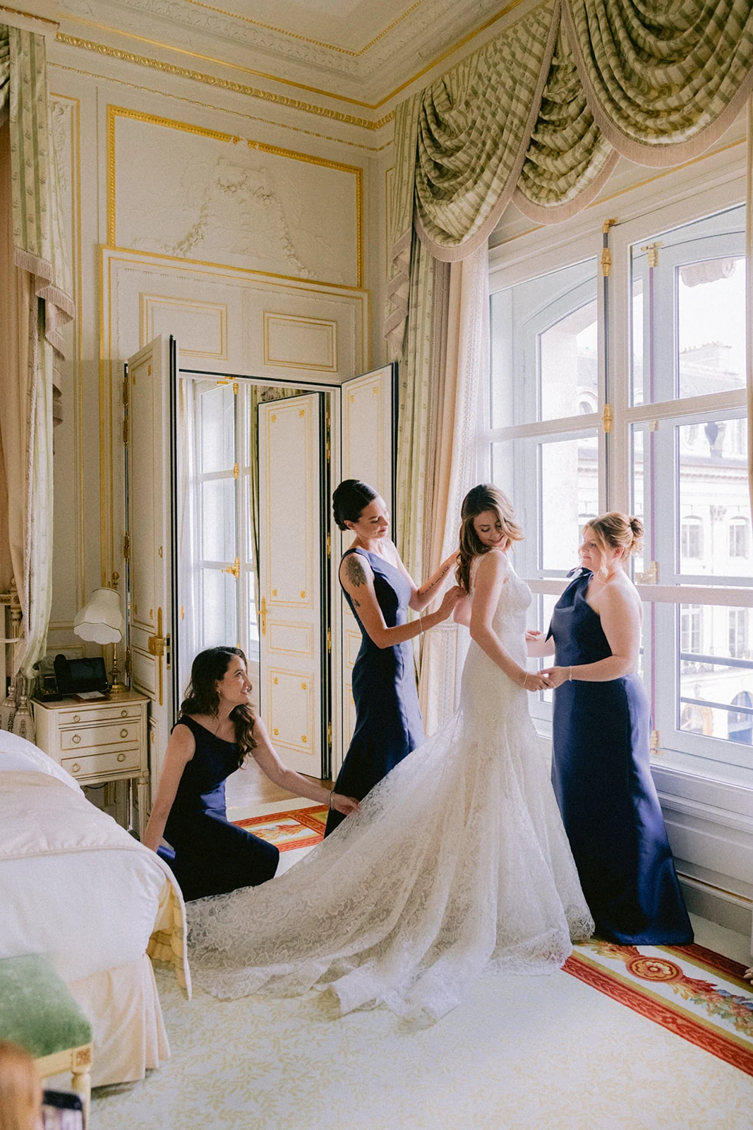 Habillage de la mariée avec ses demoiselles d’honneur dans une suite du Ritz Paris