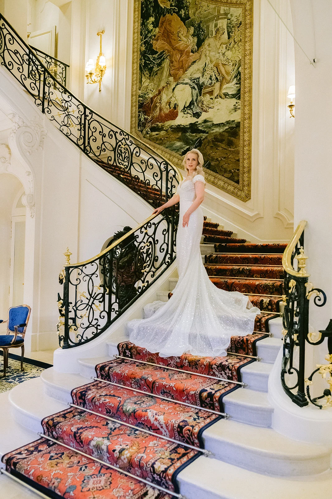 Mariée marchant avec ses demoiselles d'honneur dans le hall d'un palace à Paris