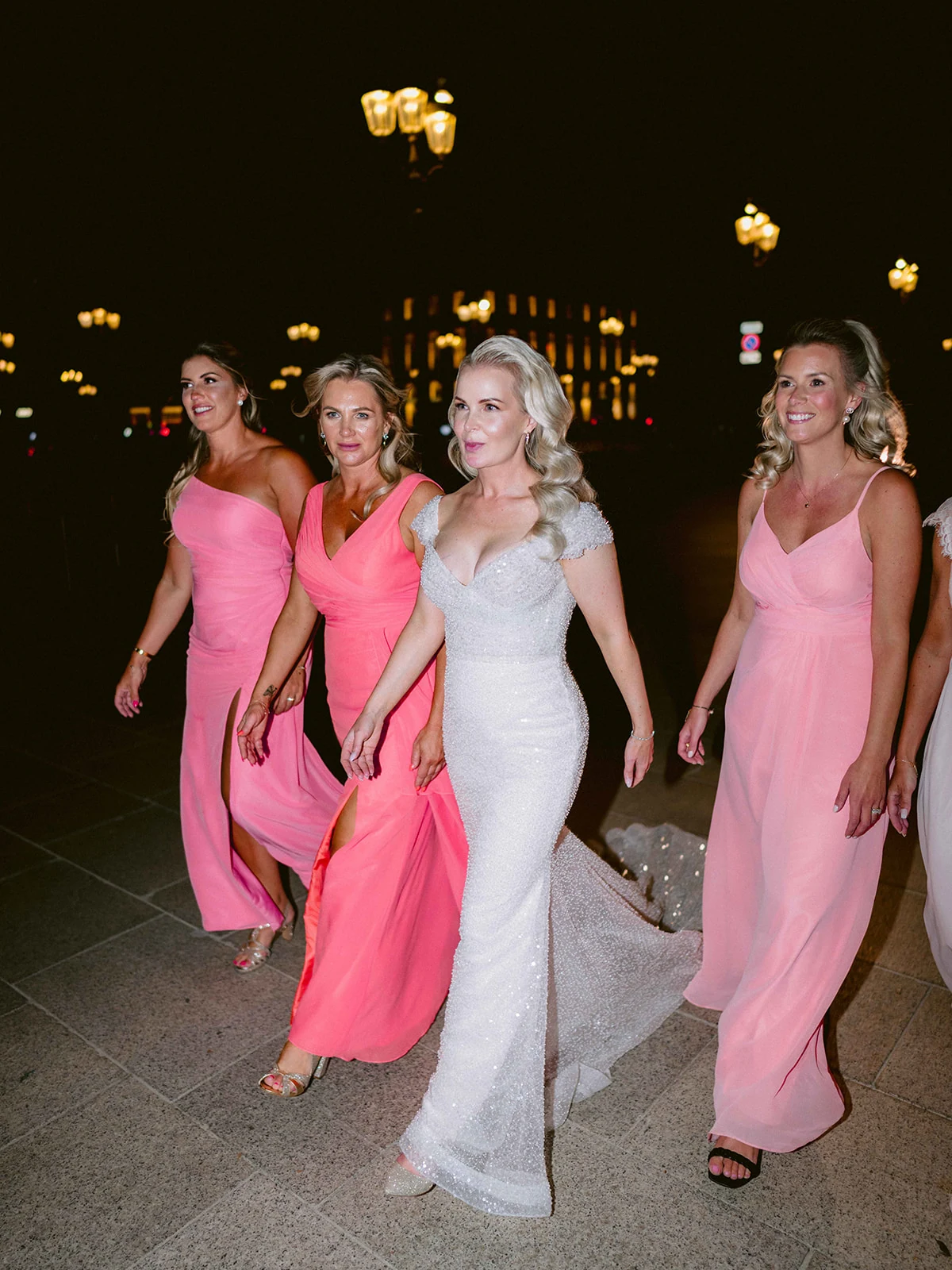 Mariée accompagnée de ses demoiselles d'honneur pendant la soirée place Vendôme