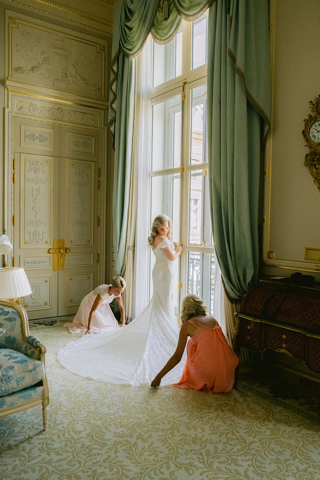 Mariée en robe perlée éclairée par la lumière naturelle d'une grande fenêtre