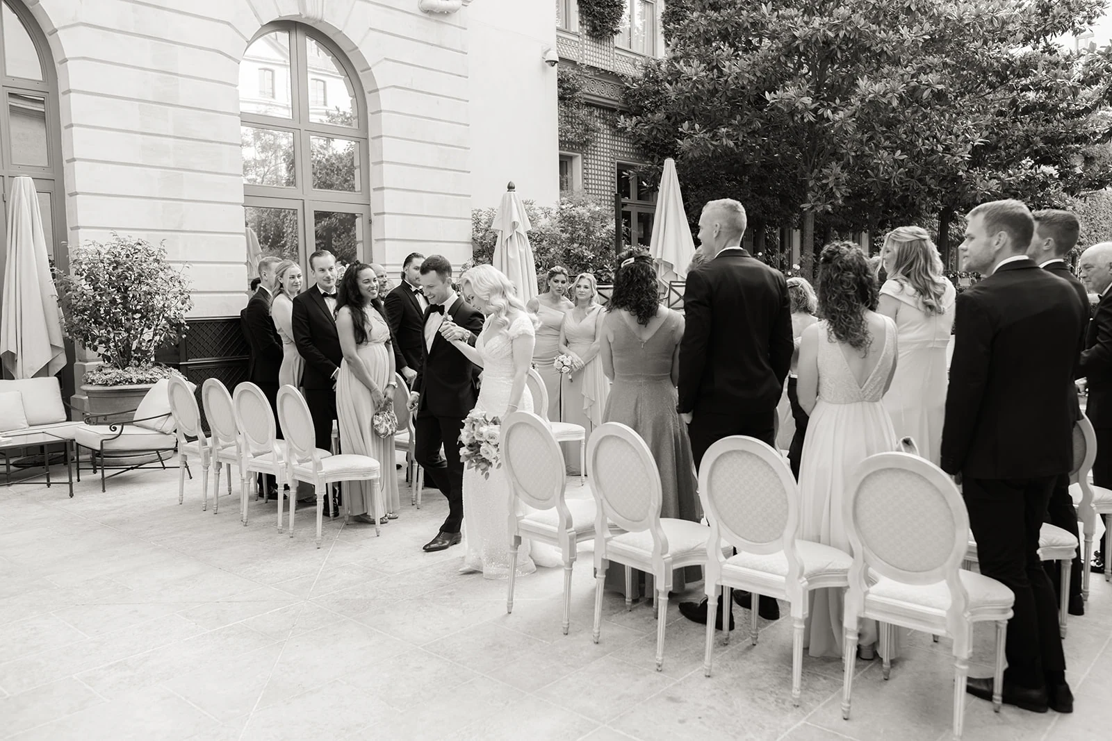 Sortie de cérémonie dans les jardin du ritz