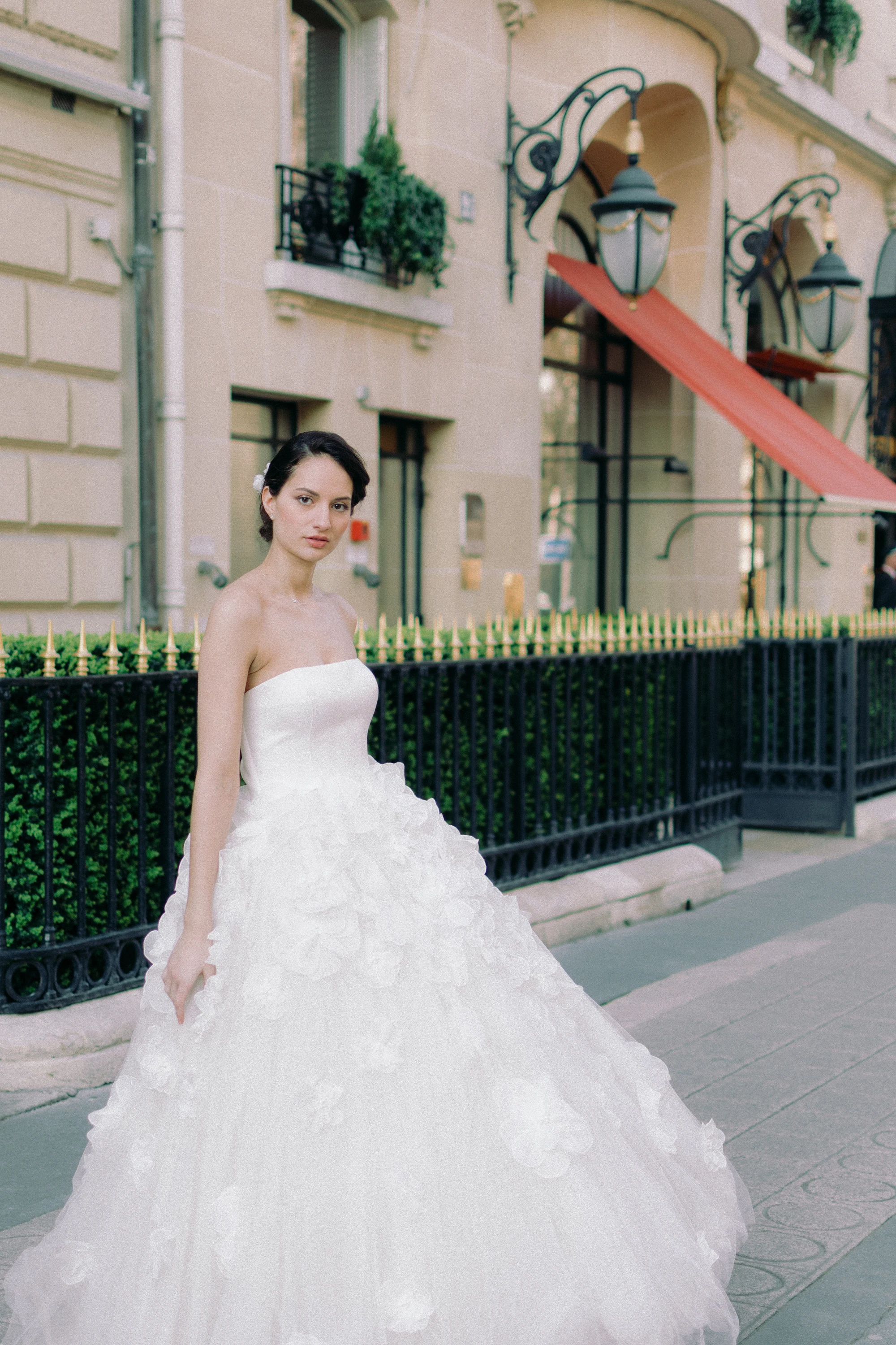 Portrait éditorial de mariée à l’Hôtel Plaza Athénée Paris