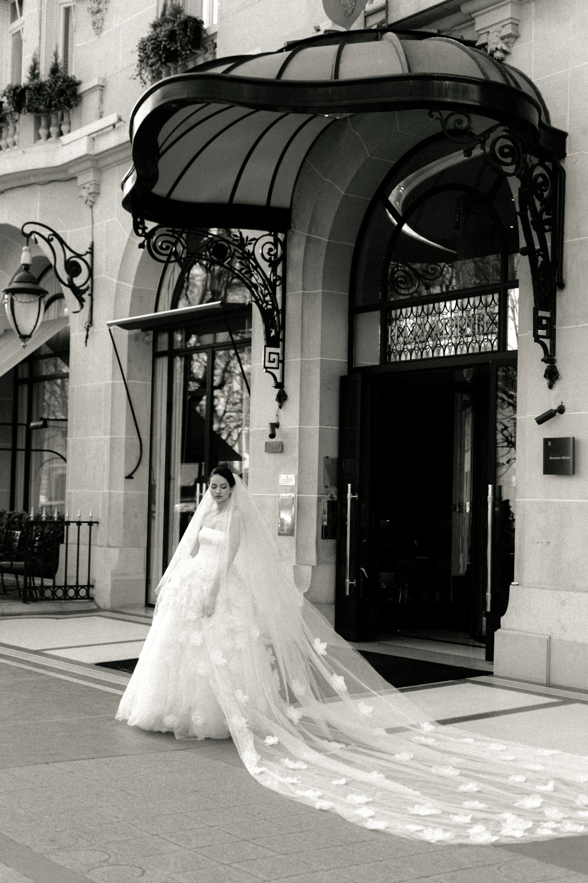 Portrait éditorial de mariée en robe couture au Plaza Athénée Paris