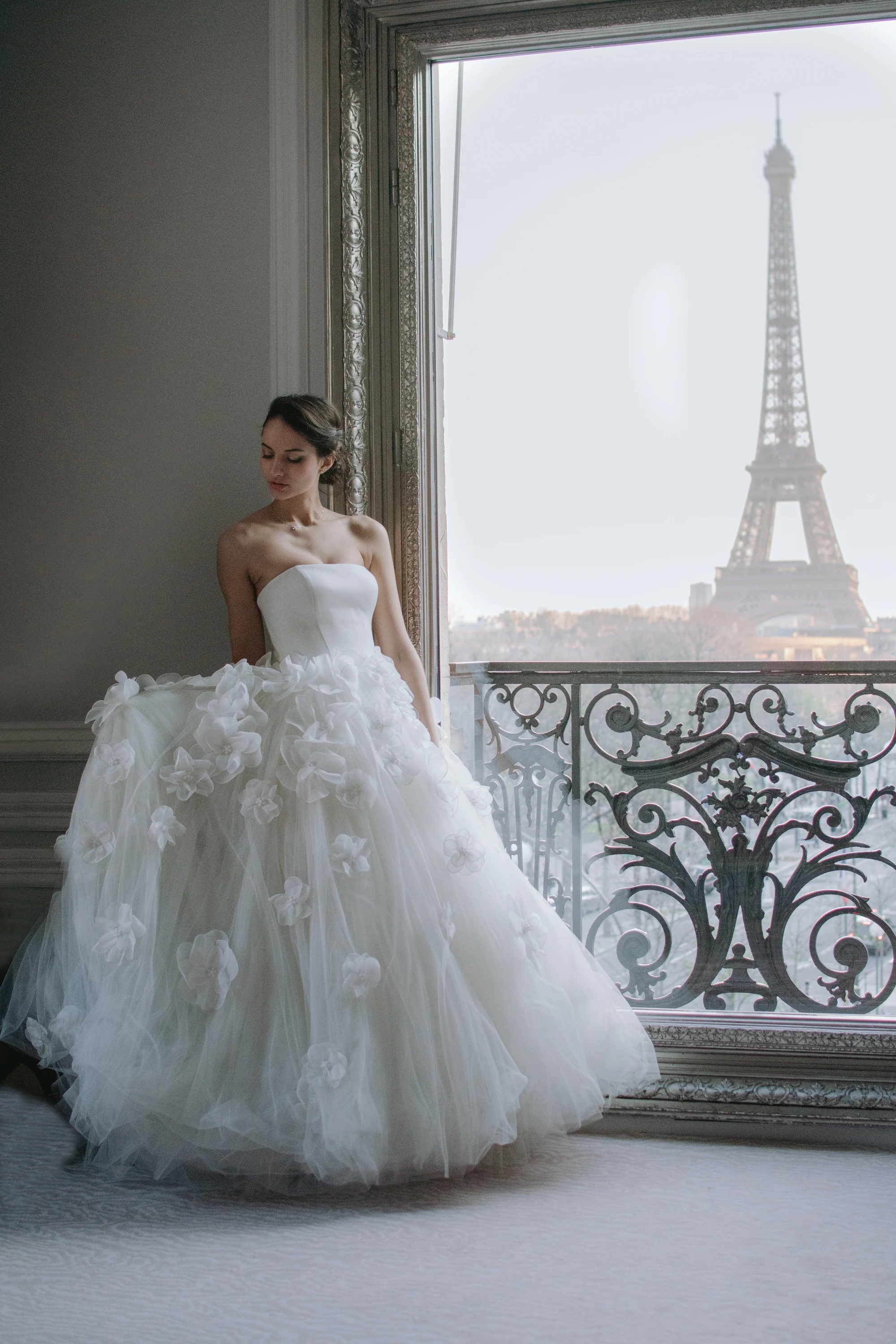 Portrait de mariée avec vue sur la tour Eiffel depuis l’Hôtel Plaza Athénée
