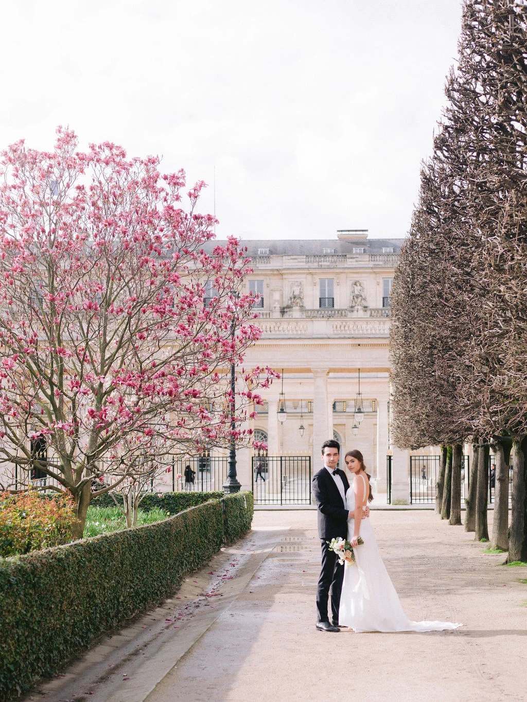 Séance de couple au Palais-Royal pendant un mariage intime à Paris