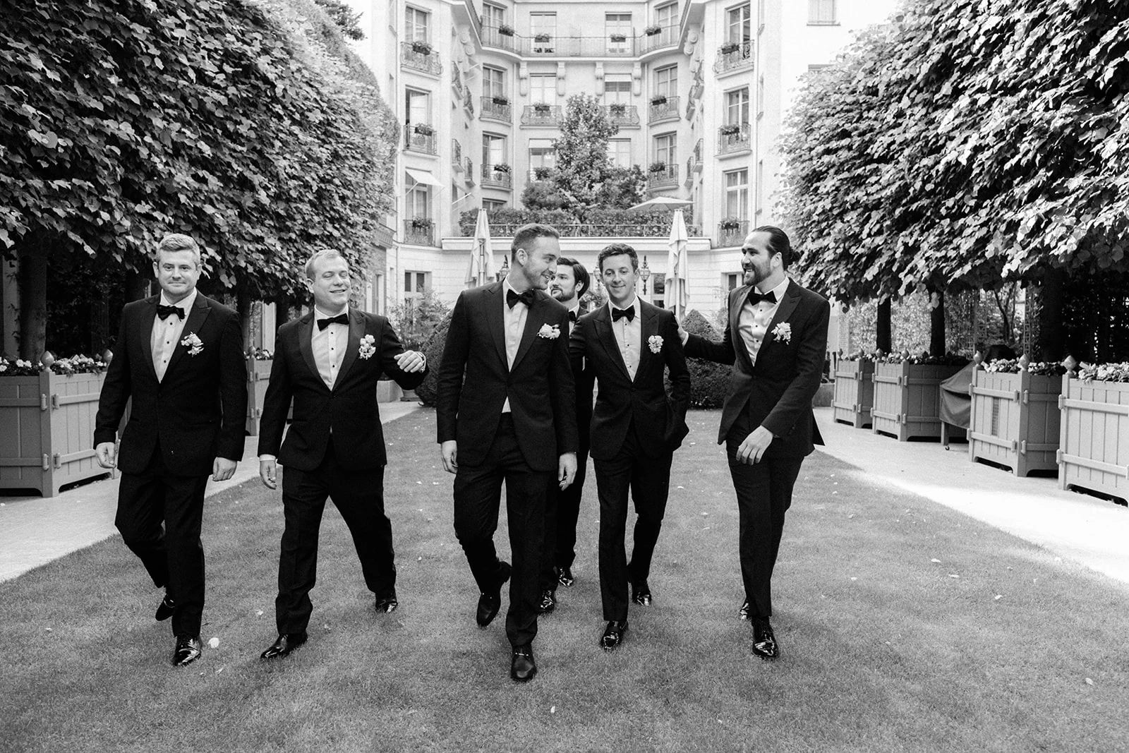 Marié et témoins photographiés dans le jardin du Ritz Paris