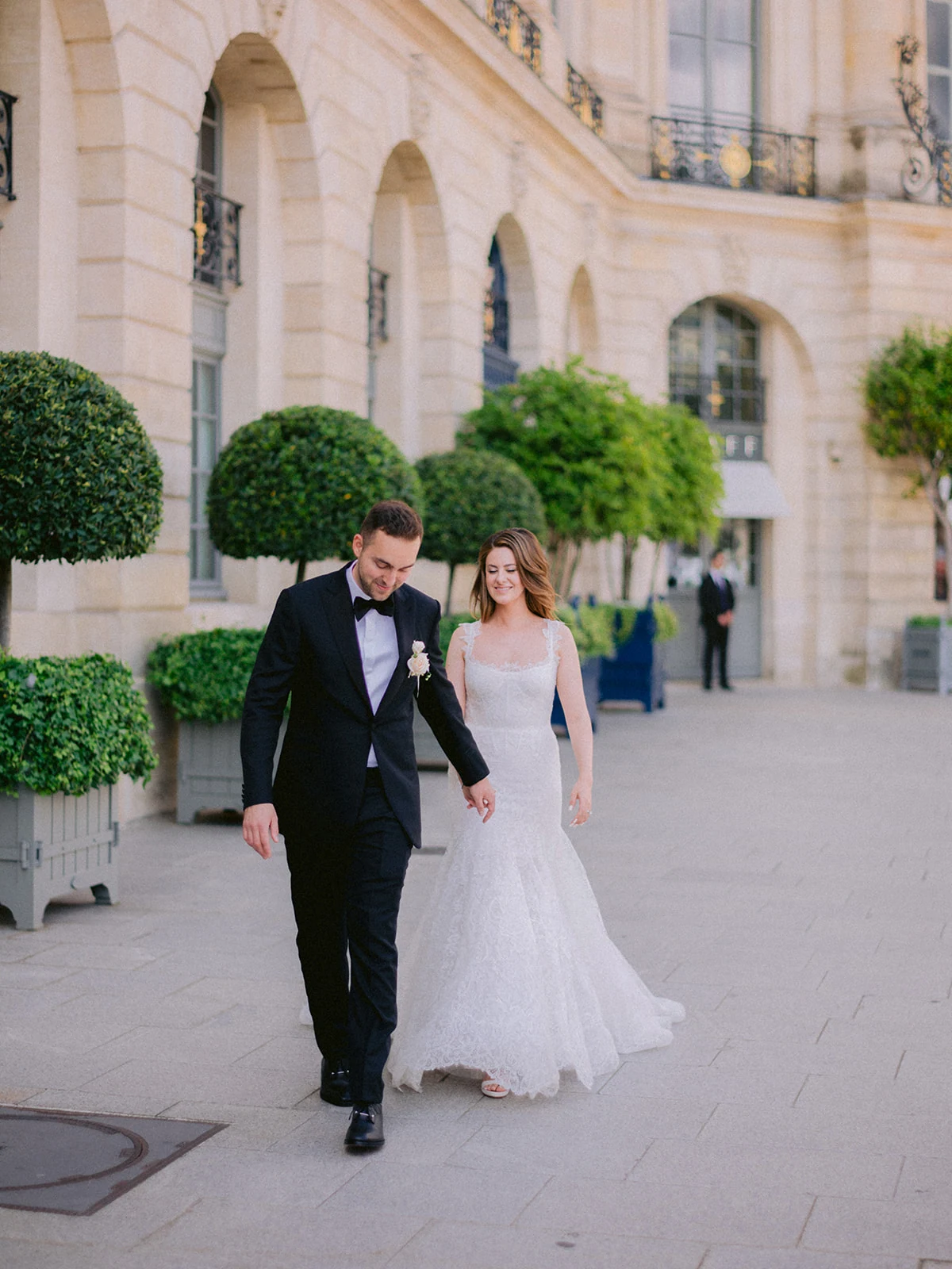 Mariés marchant place Vendôme après leur cérémonie au Ritz Paris