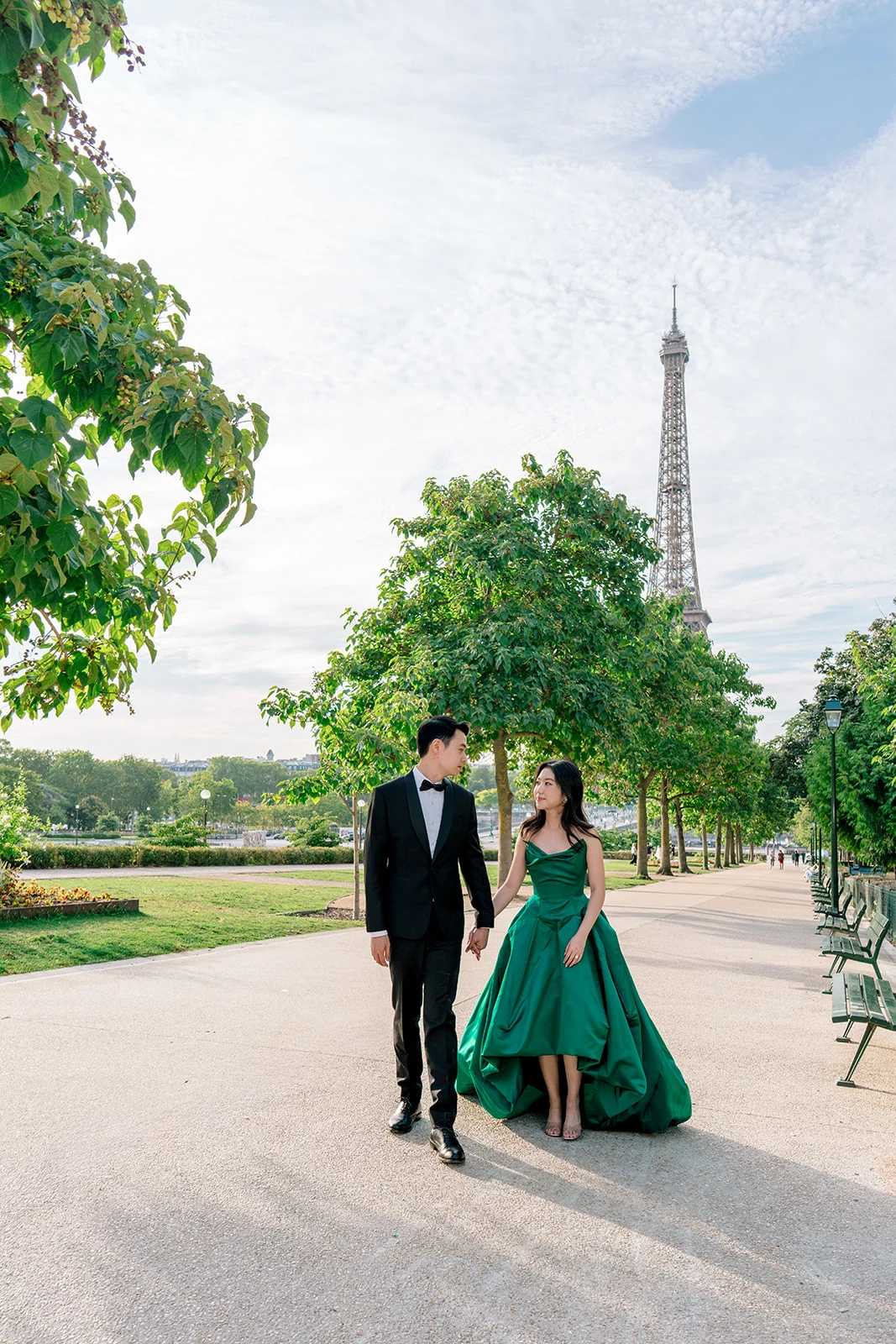Editorial pre-wedding couple walking near the Eiffel Tower in Paris