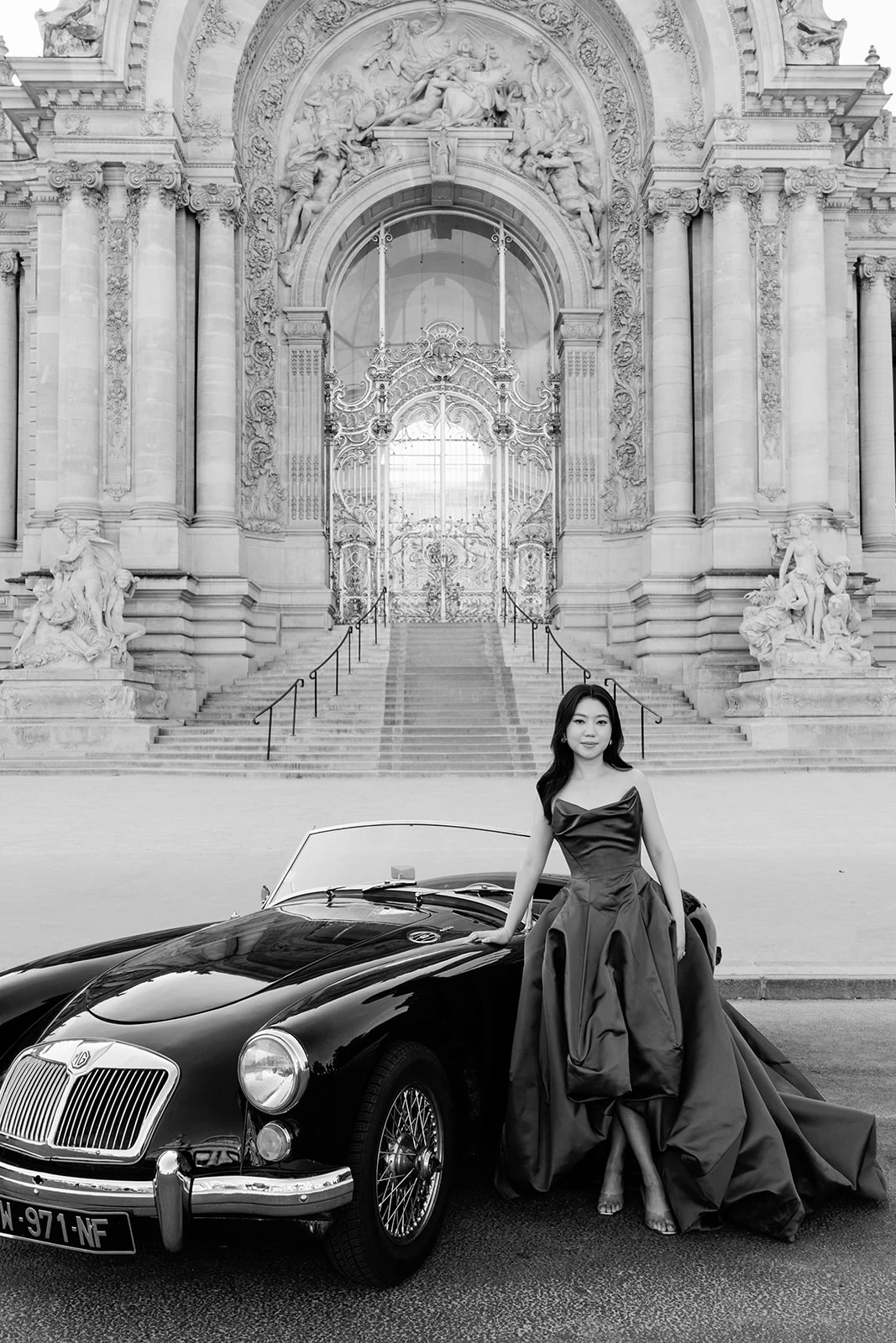 Luxury bridal portrait at Petit Palais in Paris
