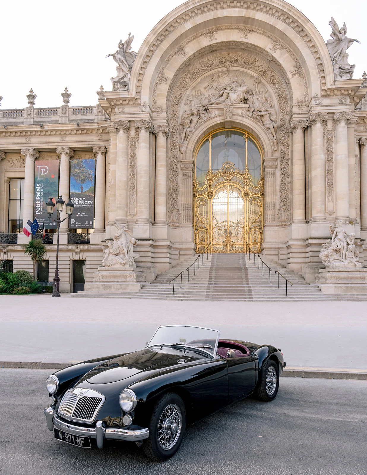 Couple session at the Louvre Museum in Paris
