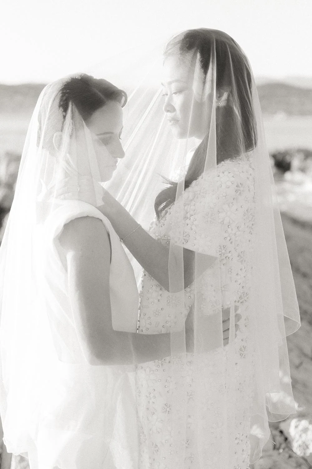 deux femme se marient sous un voile de robe de mariage