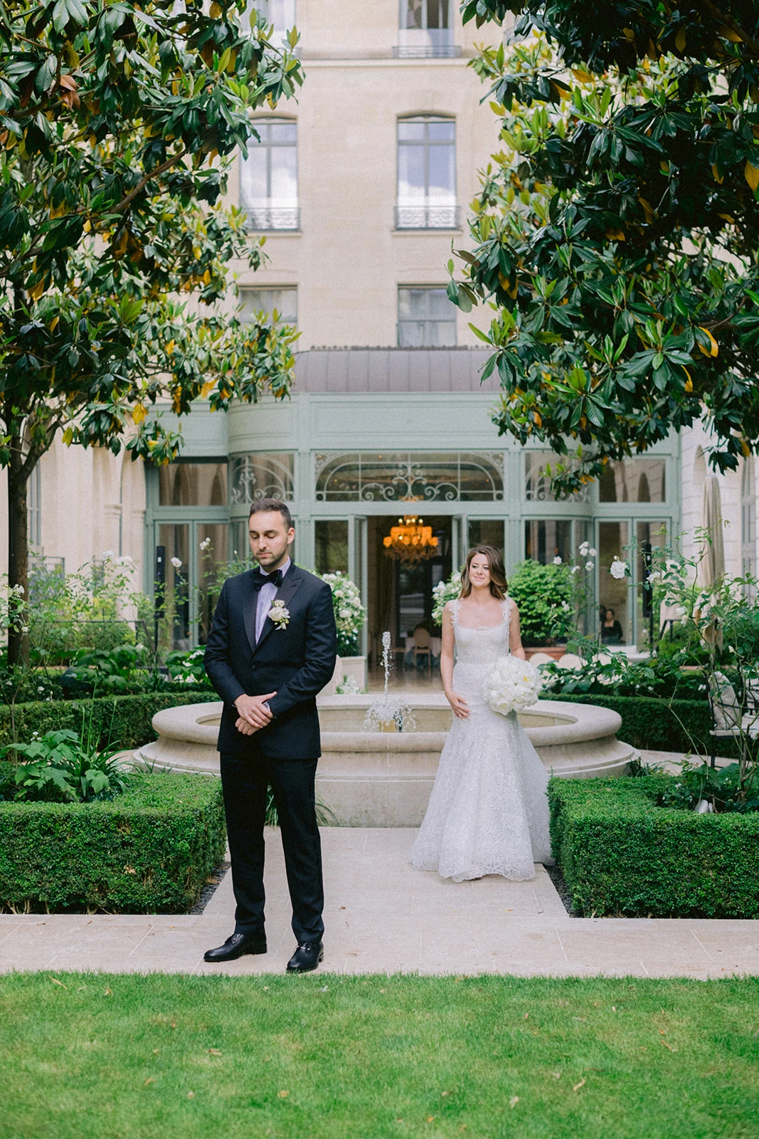 Première rencontre des mariés dans le jardin du Ritz Paris