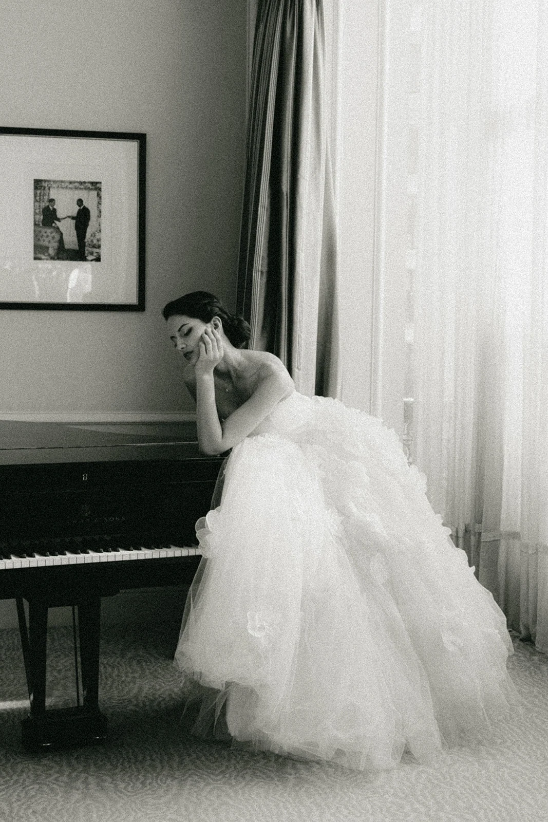 Black and white bridal portrait at piano in Plaza Athénée