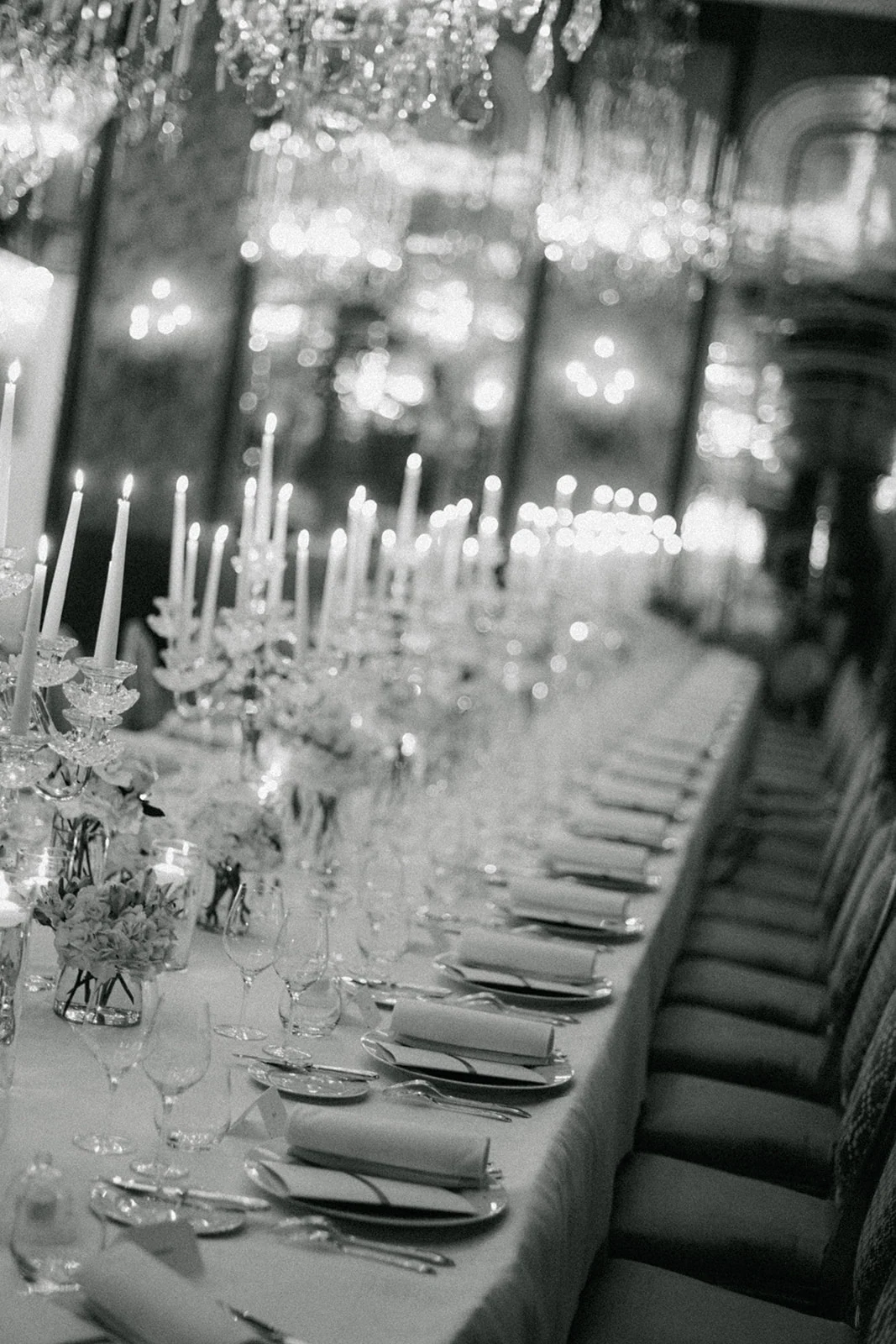 Black and white view of a long wedding table at Hôtel Plaza Athénée