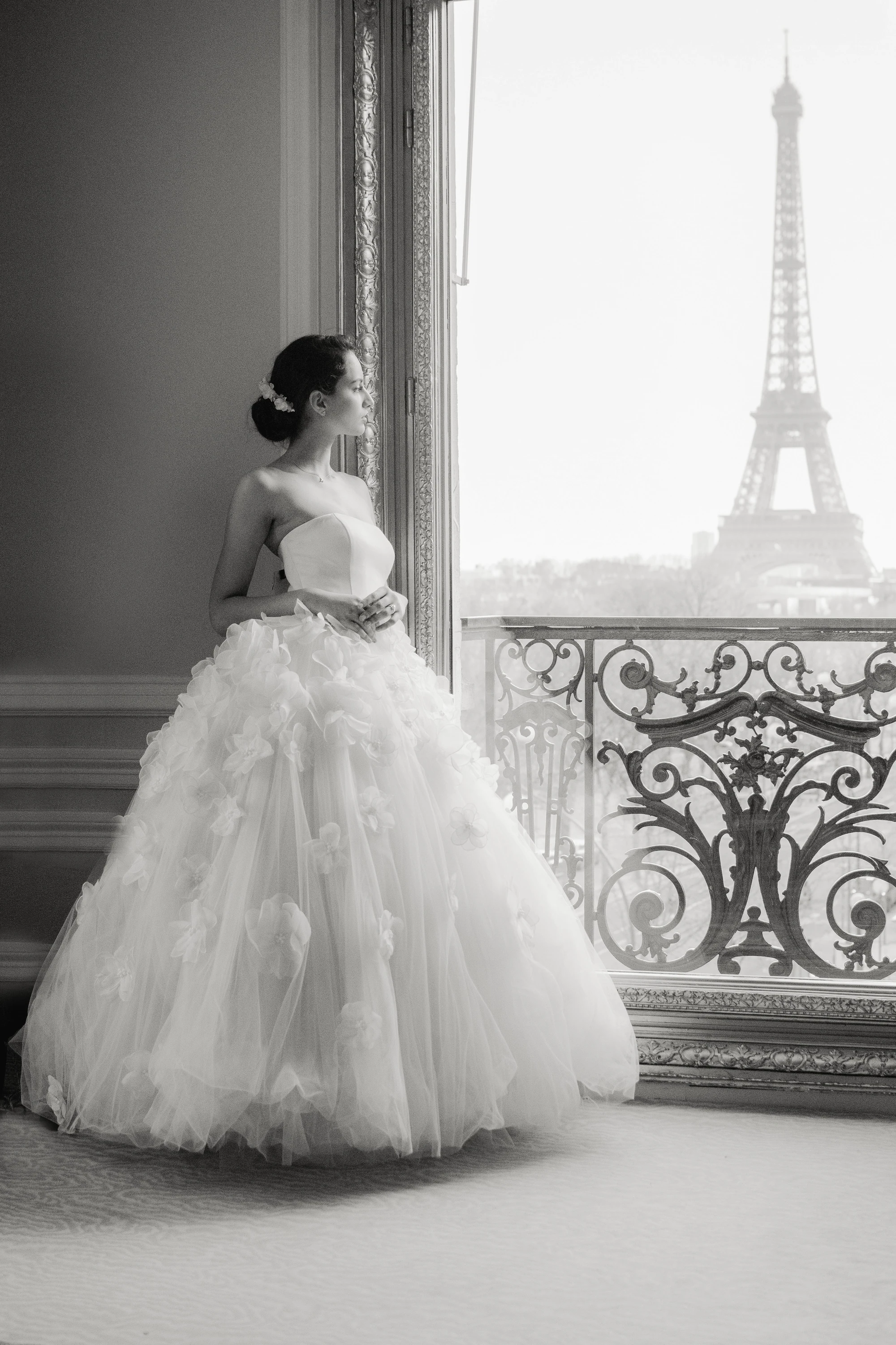 Mariée devant la tour Eiffel depuis une suite du Plaza Athénée à Paris