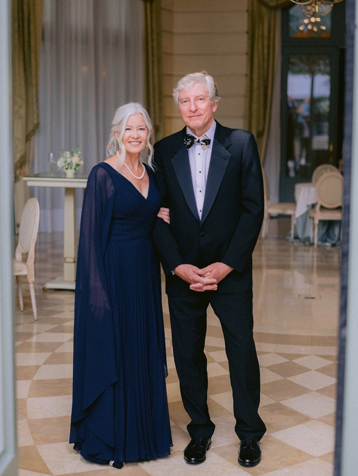 Portrait de famille en tenue de soirée lors d’un mariage au Ritz Paris