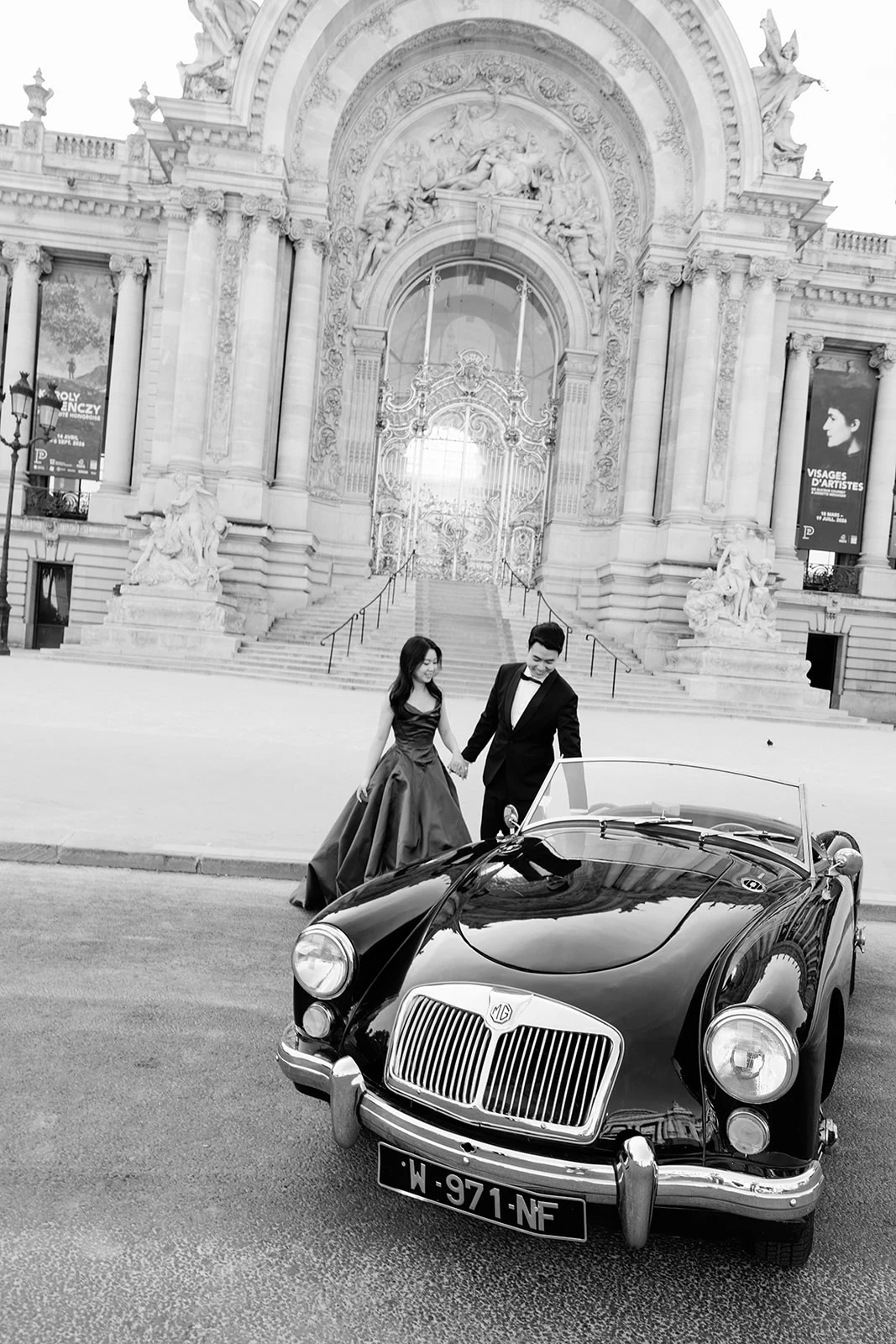Séance couple éditoriale avec voiture ancienne devant le Petit Palais à Paris