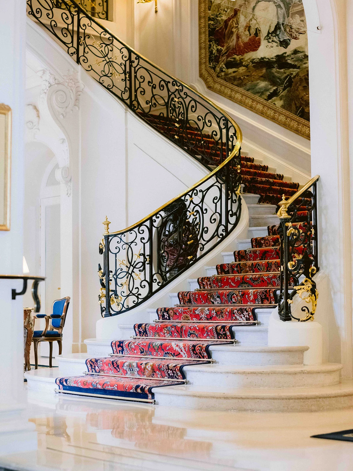 Cérémonie de mariage dans le jardin du Ritz Paris avec allée fleurie et façade du palace