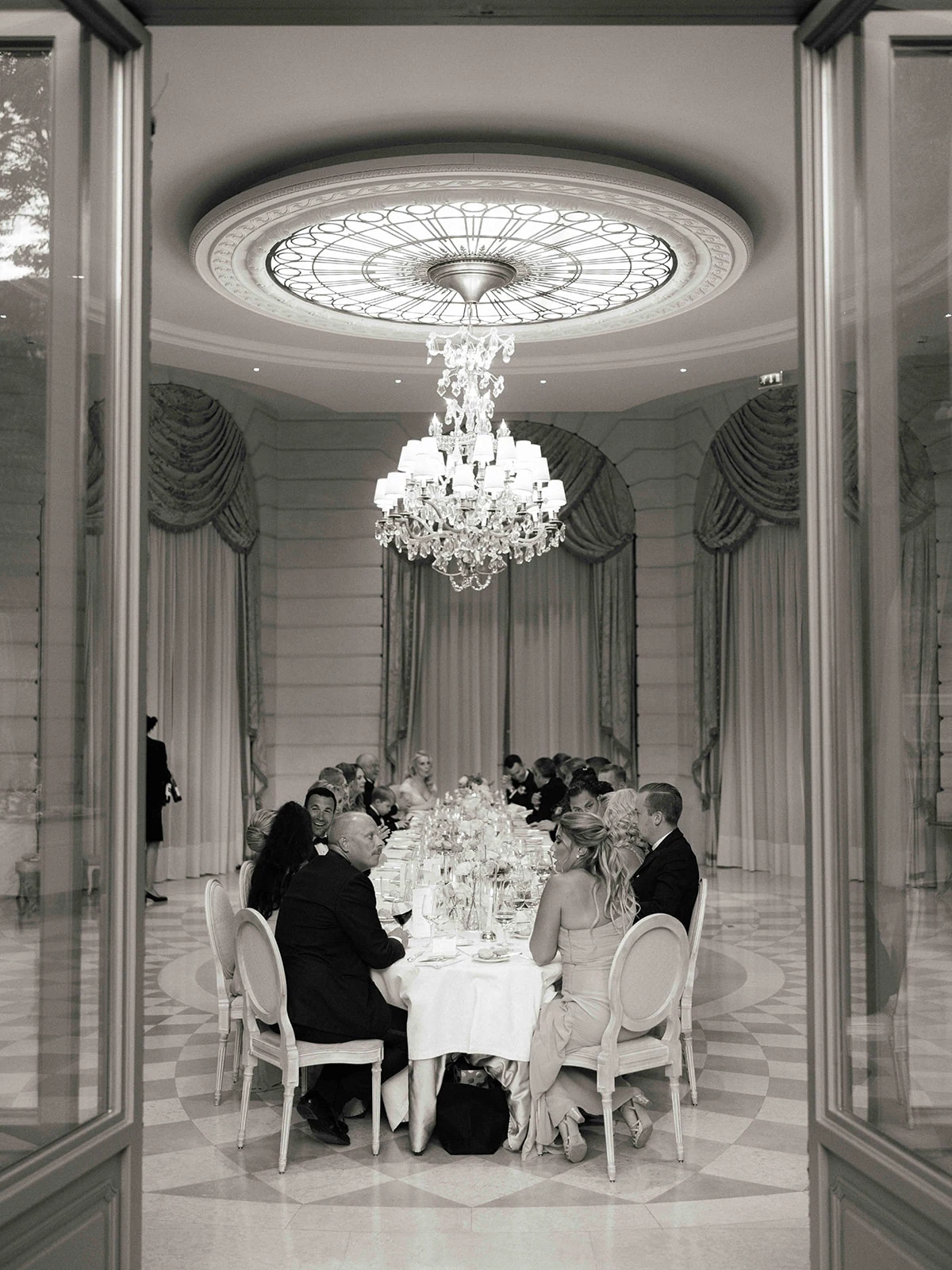 Longue table de réception vue depuis le jardin du Ritz Paris