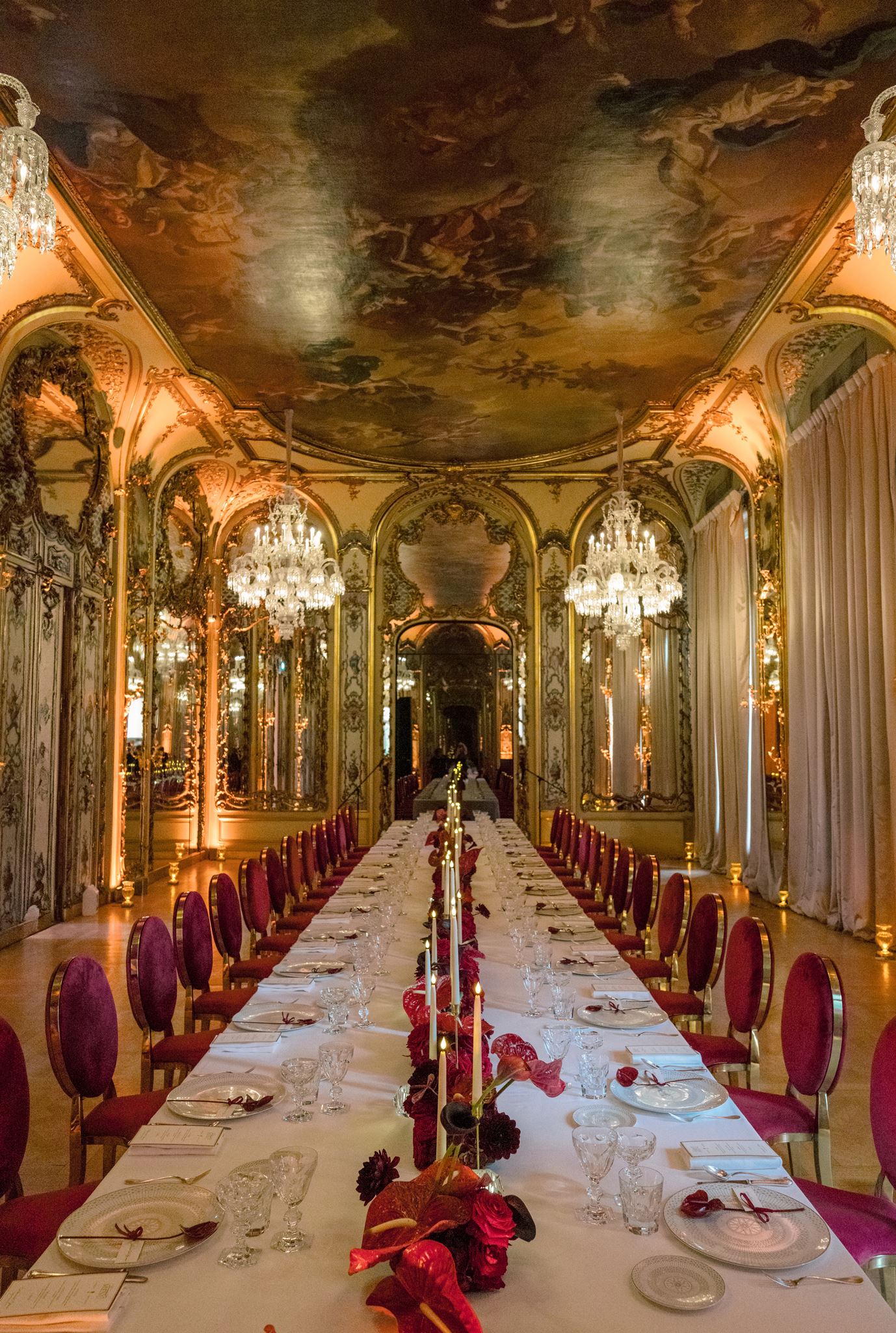 Décoration du dîner de mariage dans un salon historique à Paris