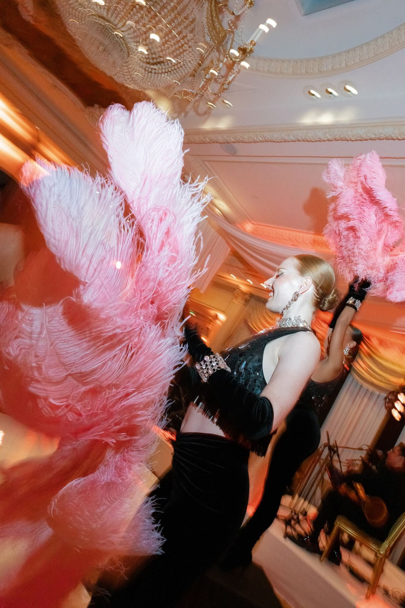 danceuse lors d'un diner de mariage à l'hotel shangri-la Paris