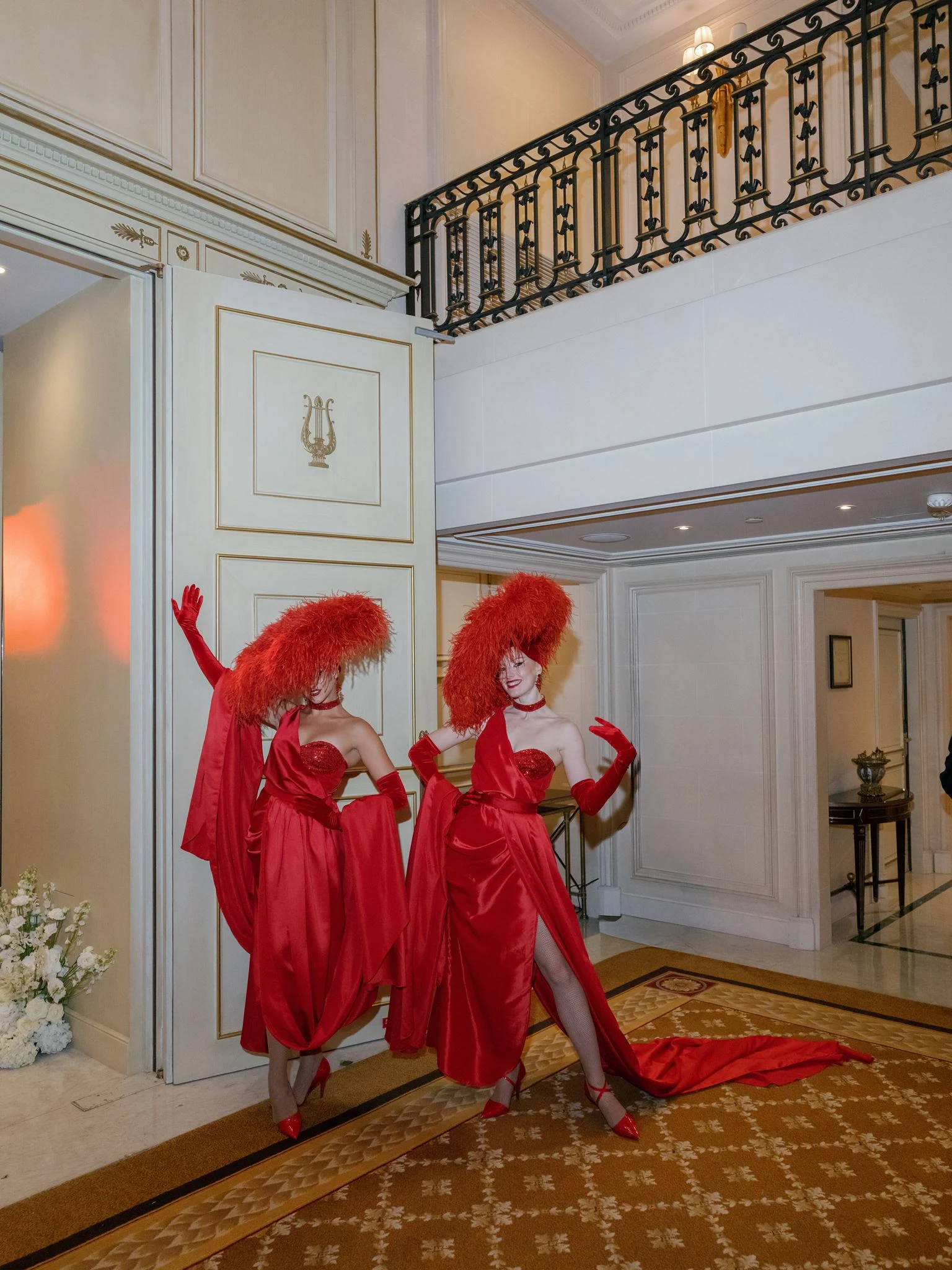 Deux danseuses en robes rouges se produisant pendant le dîner d’un mariage de luxe au Shangri-La Paris.