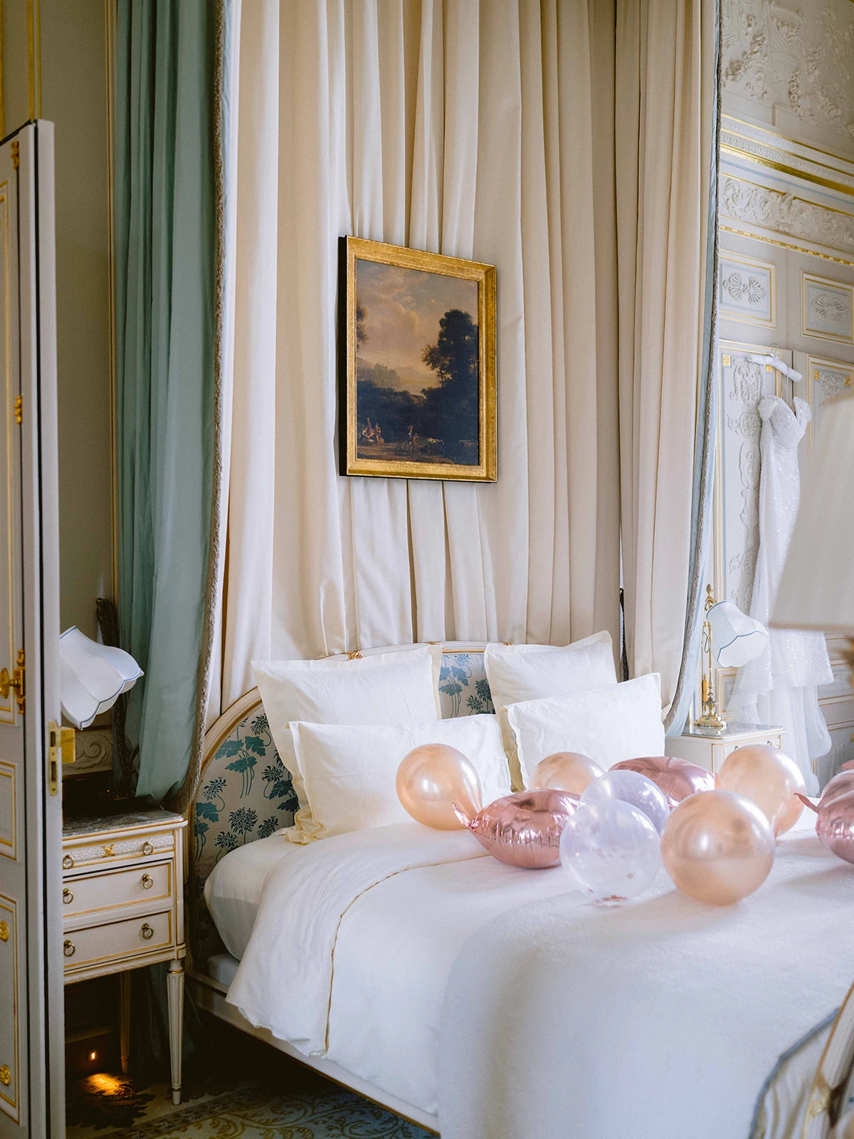 Robe de mariée suspendue dans une suite élégante du Ritz Paris