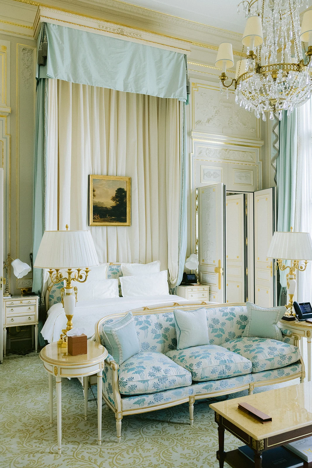 Suite présidentielle aux boiseries claires préparée pour un mariage au Ritz Paris
