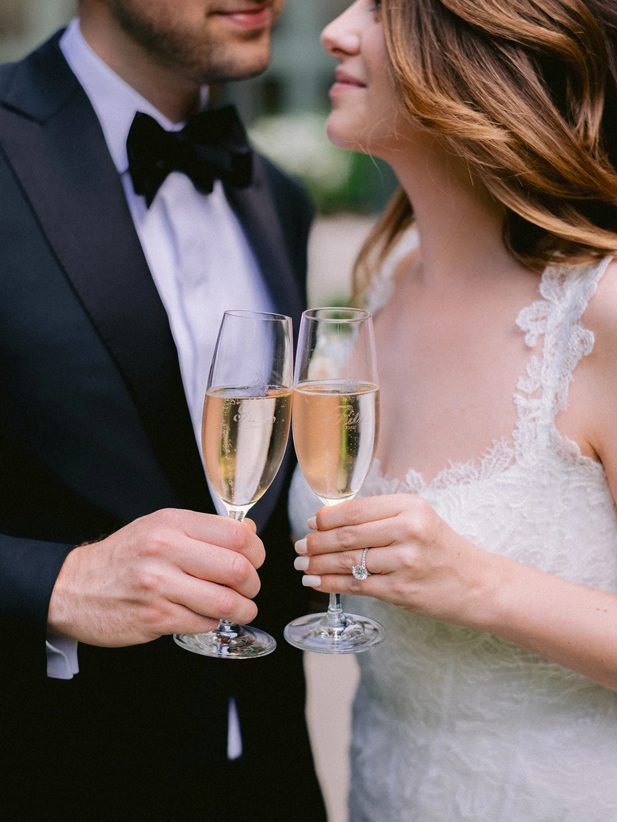 Mariés portant un toast au champagne pendant leur mariage au Ritz Paris