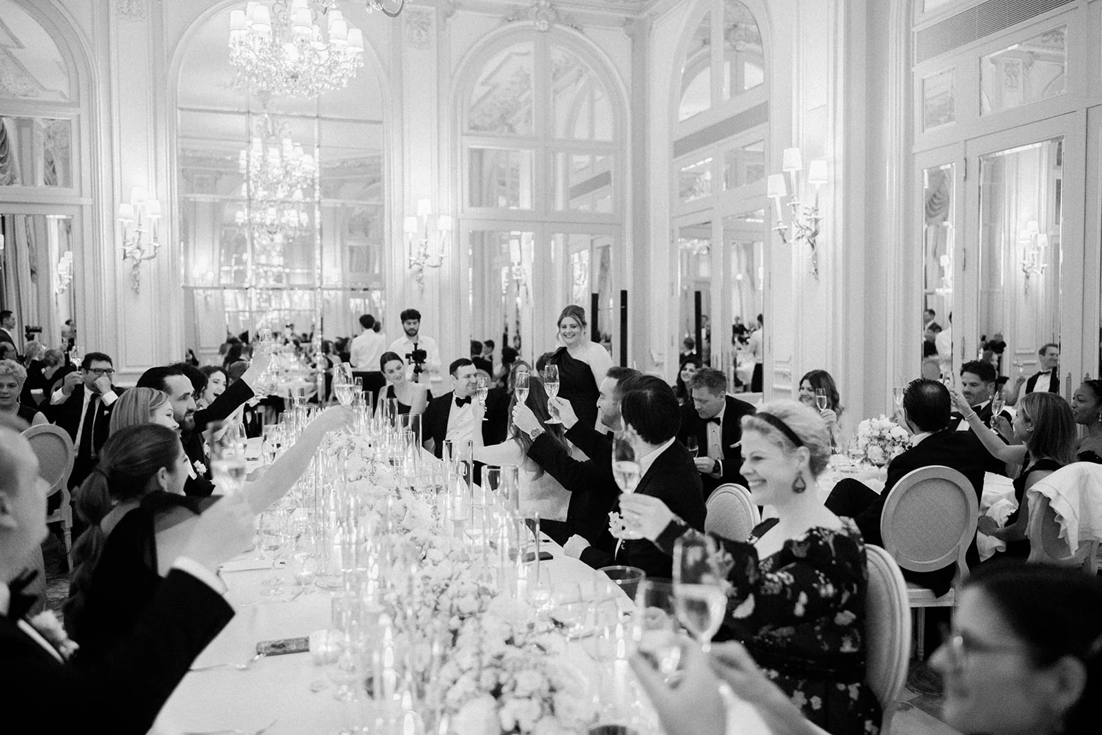 Invités levant leur coupe pendant le dîner de mariage au Ritz Paris